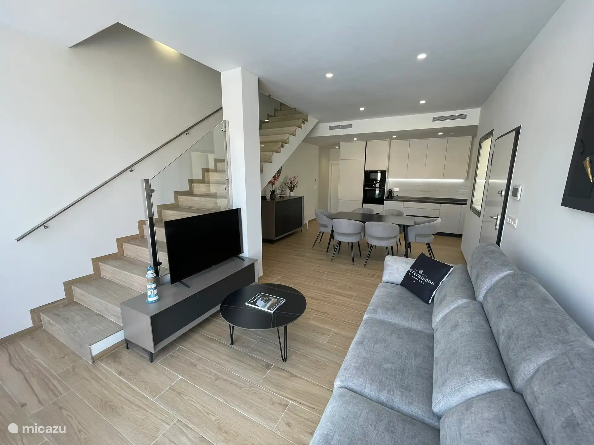Zona de estar con smart TV y vistas al comedor y la cocina