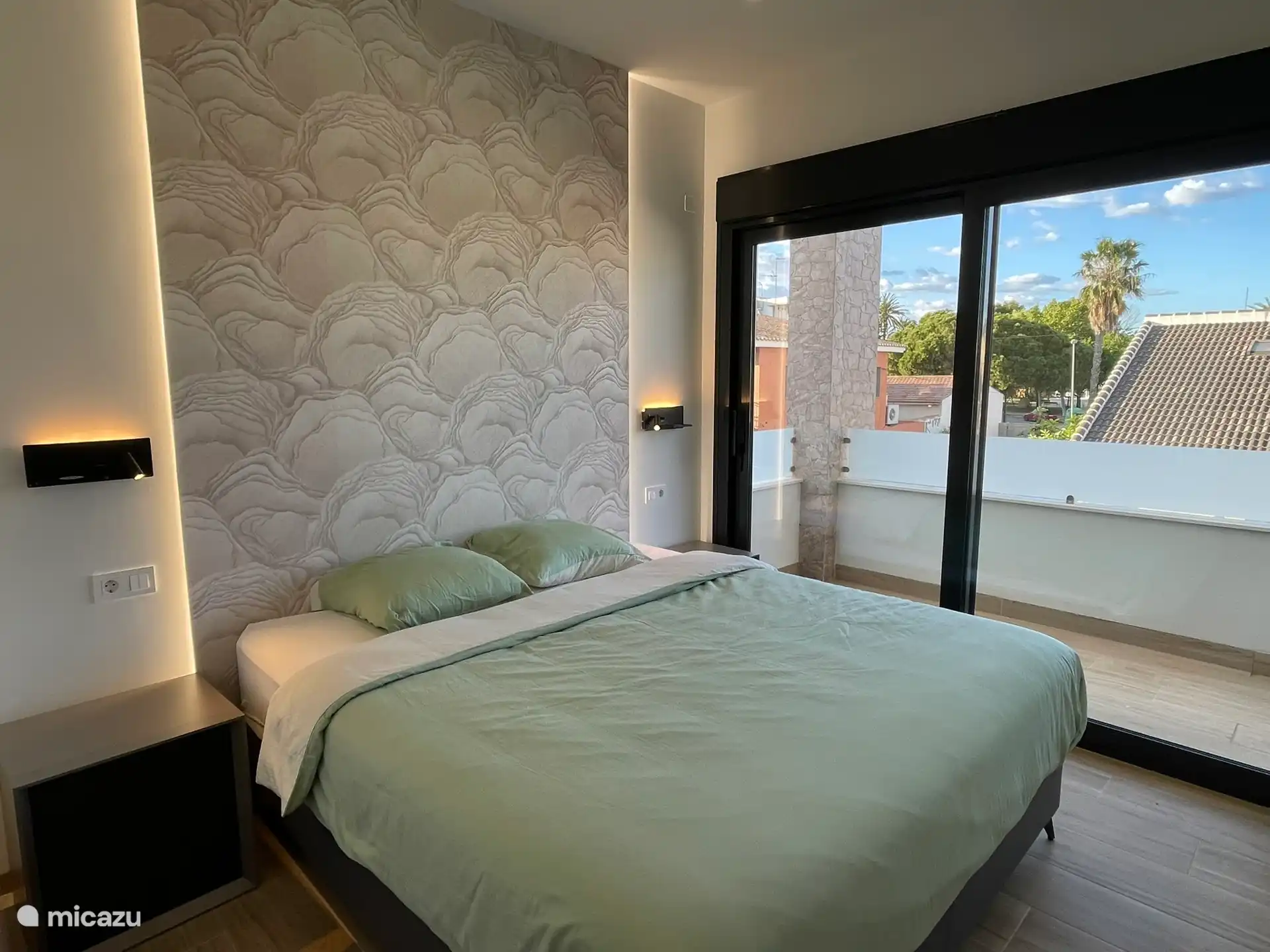 Dormitorio principal - primera planta (con cama de 180x200cm).