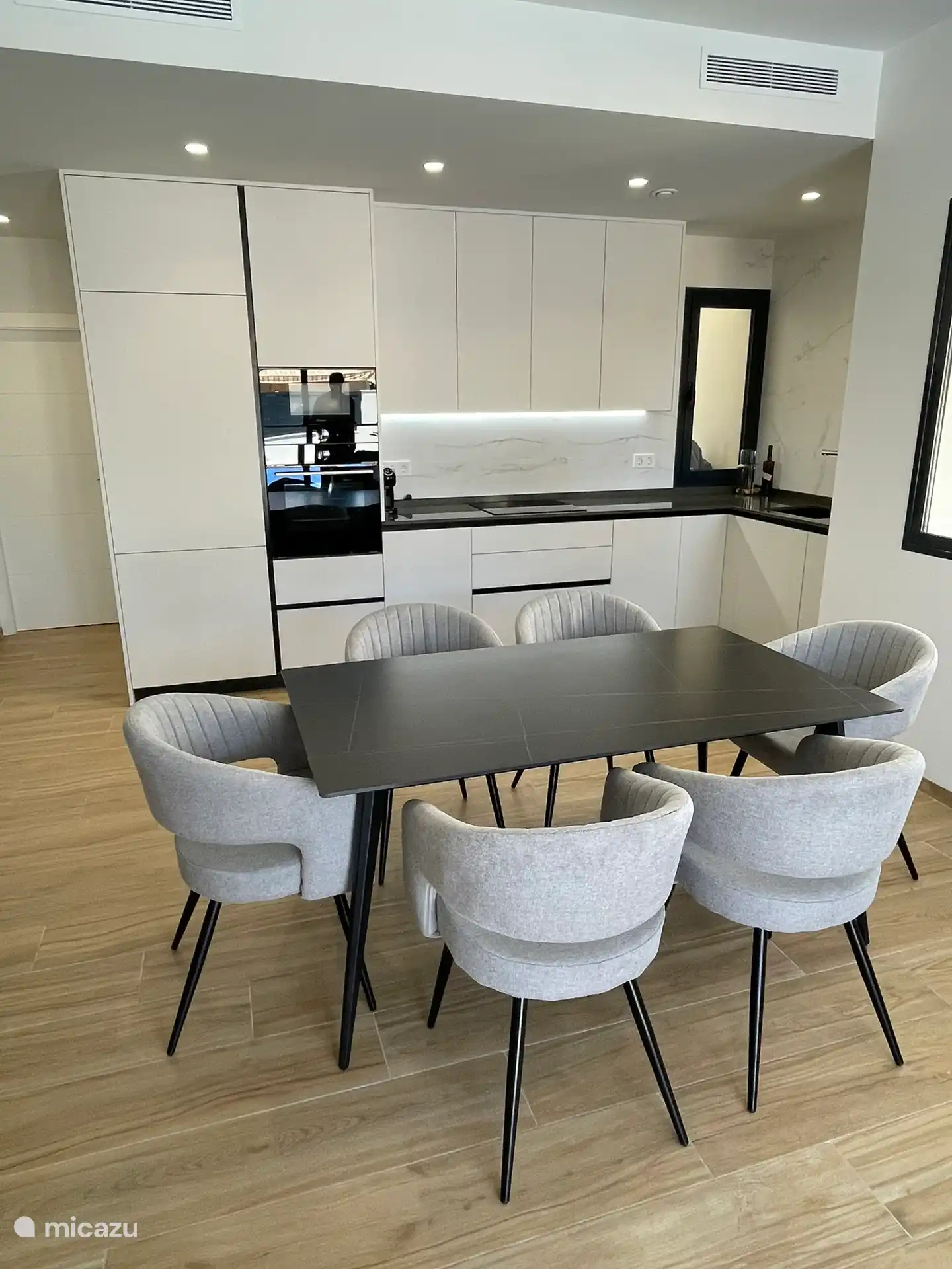 Comedor y cocina completamente equipada.
