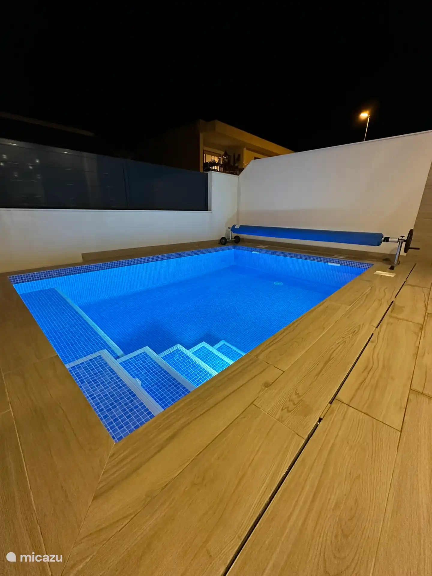 Piscina por la noche.