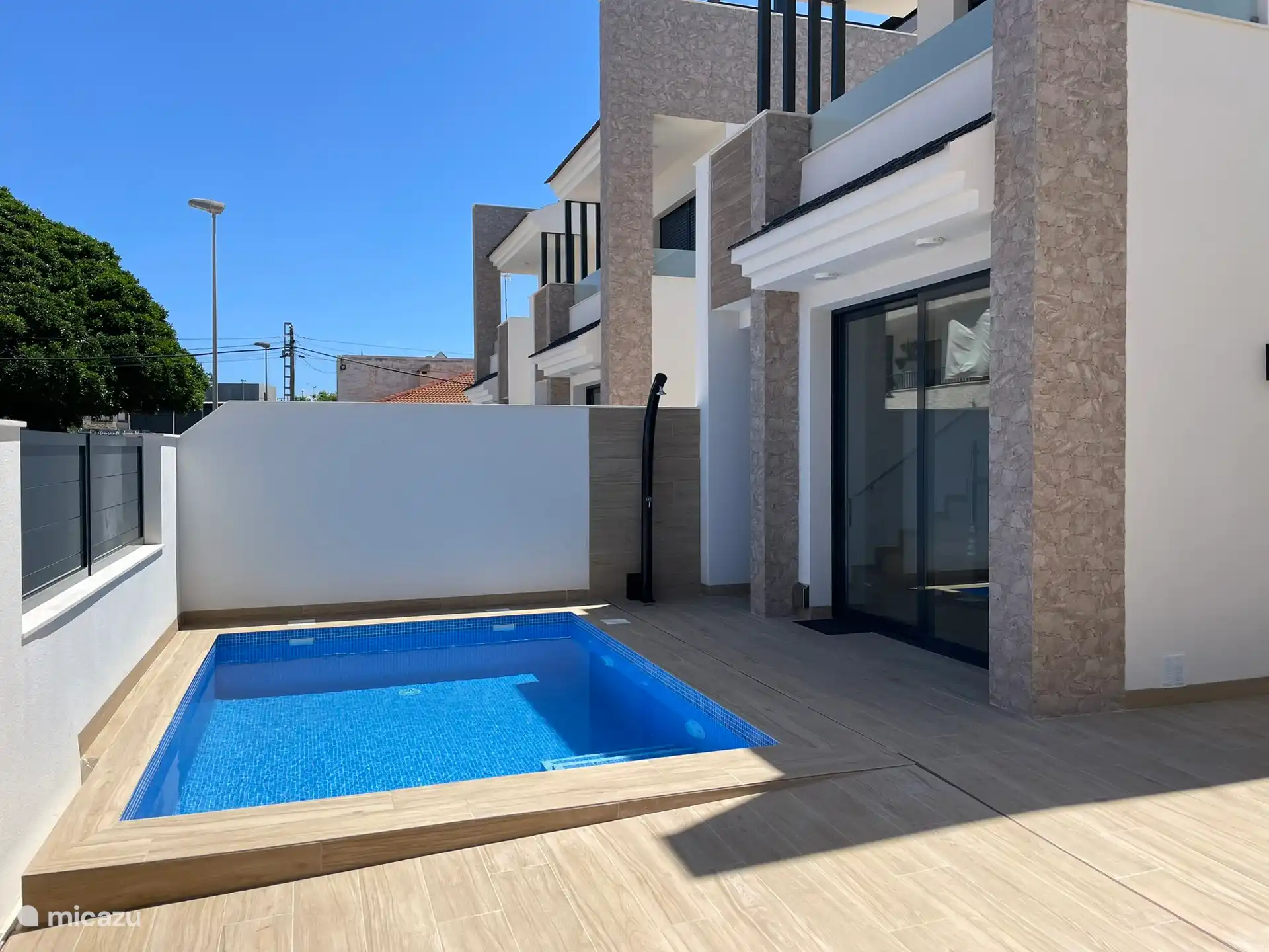 Piscina con ducha exterior.