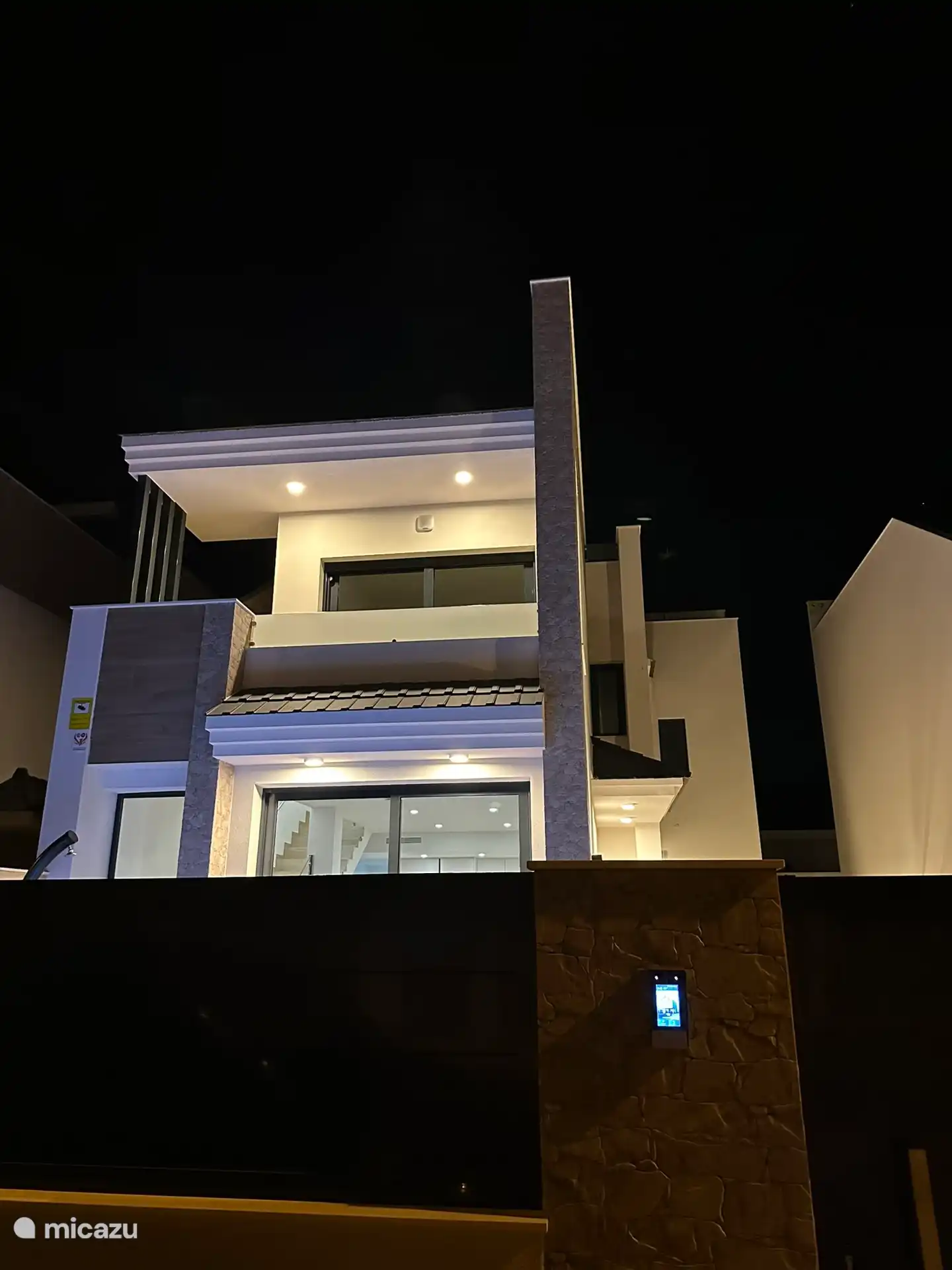 Propiedad por la noche.
