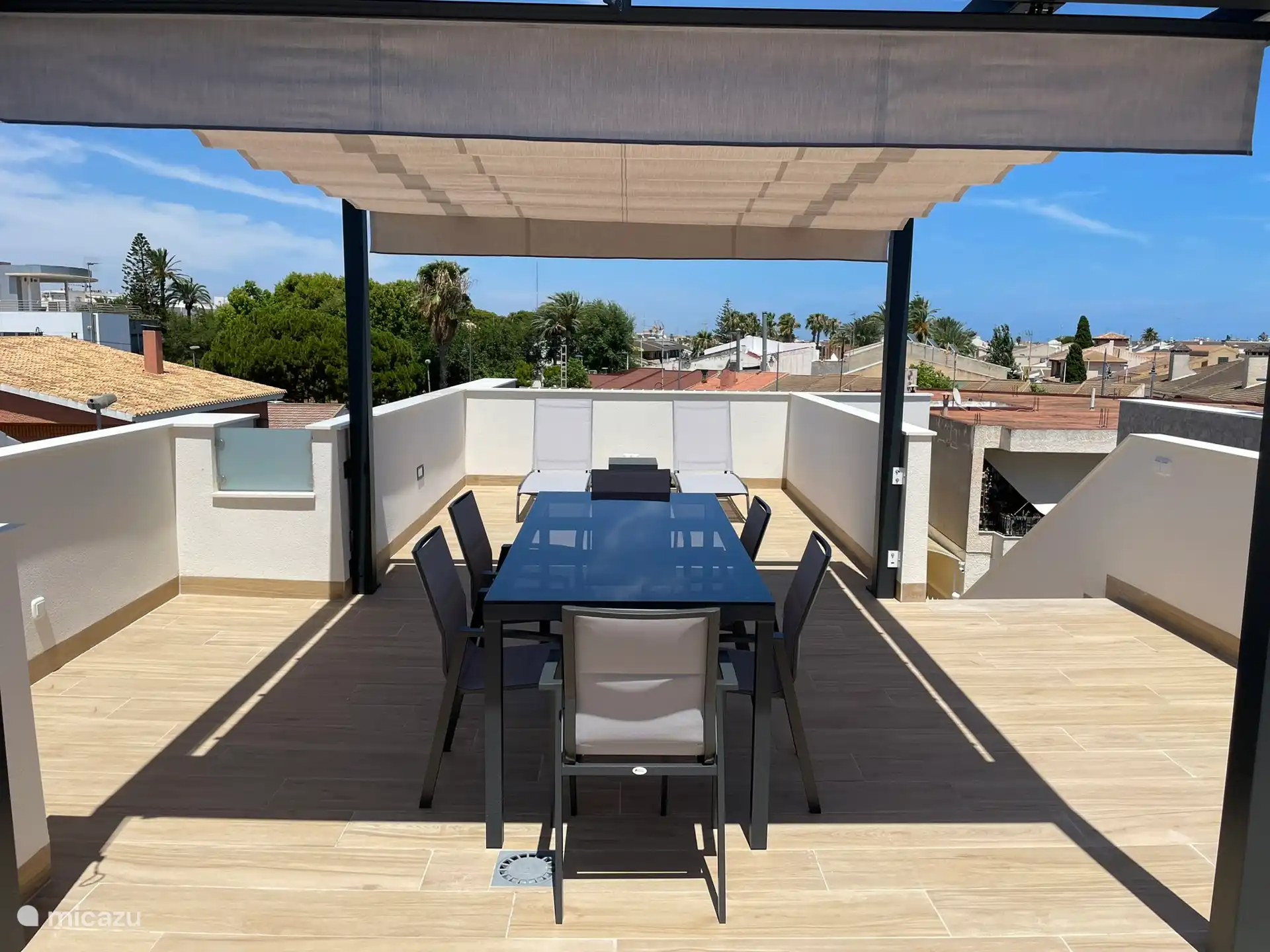 Solarium con pérgola, mesa con 6 sillas y 2 tumbonas. Amplia vista de los alrededores.