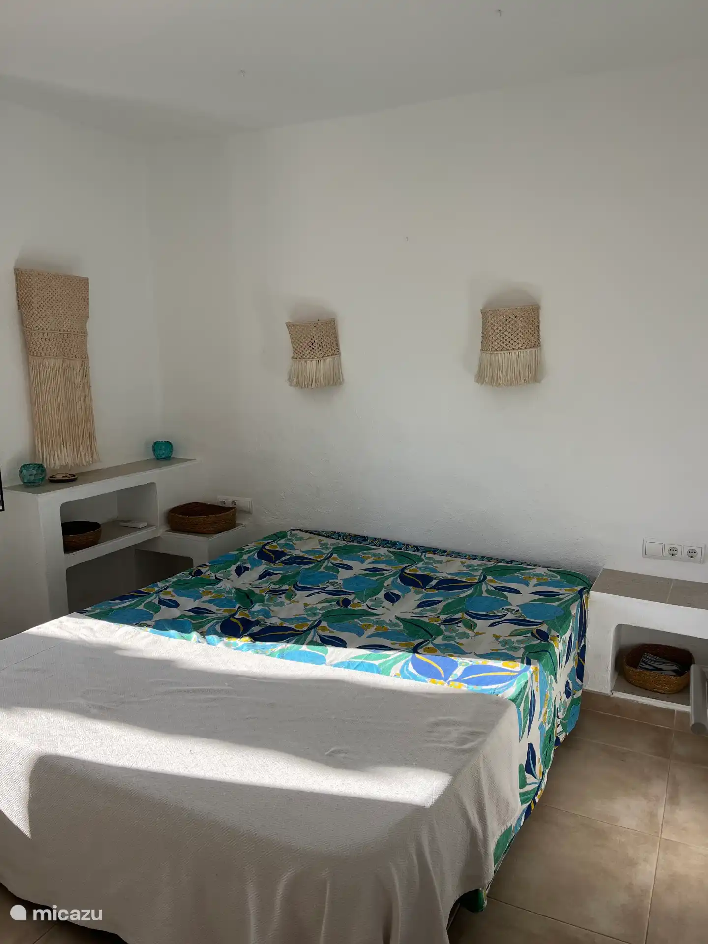 chambre lit double 160 salle de bains attenante