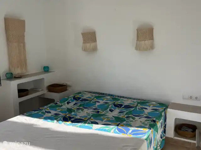 Apartamento en primera línea de playa Ibiza en España, Ibiza, Cala Tarida - casa vacacional Dormitorio con cama doble, baño en suite de 160