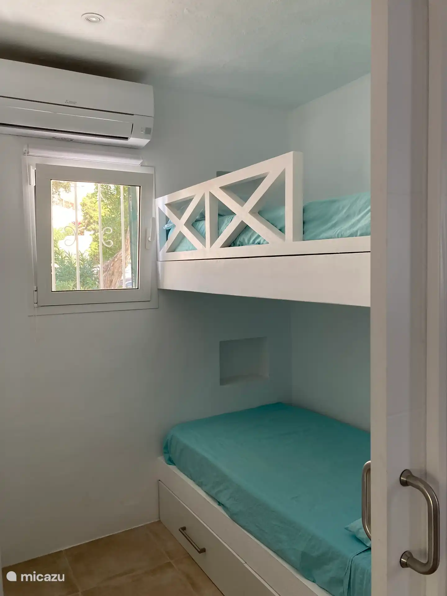 Petite chambre avec deux lits superposés confortables. 1,90 x 90 cm.