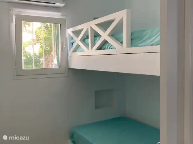 Apartamento en primera línea de playa Ibiza en España, Ibiza, Cala Tarida - casa vacacional Habitación pequeña con dos cómodas literas. 1,90 x 90 cm.