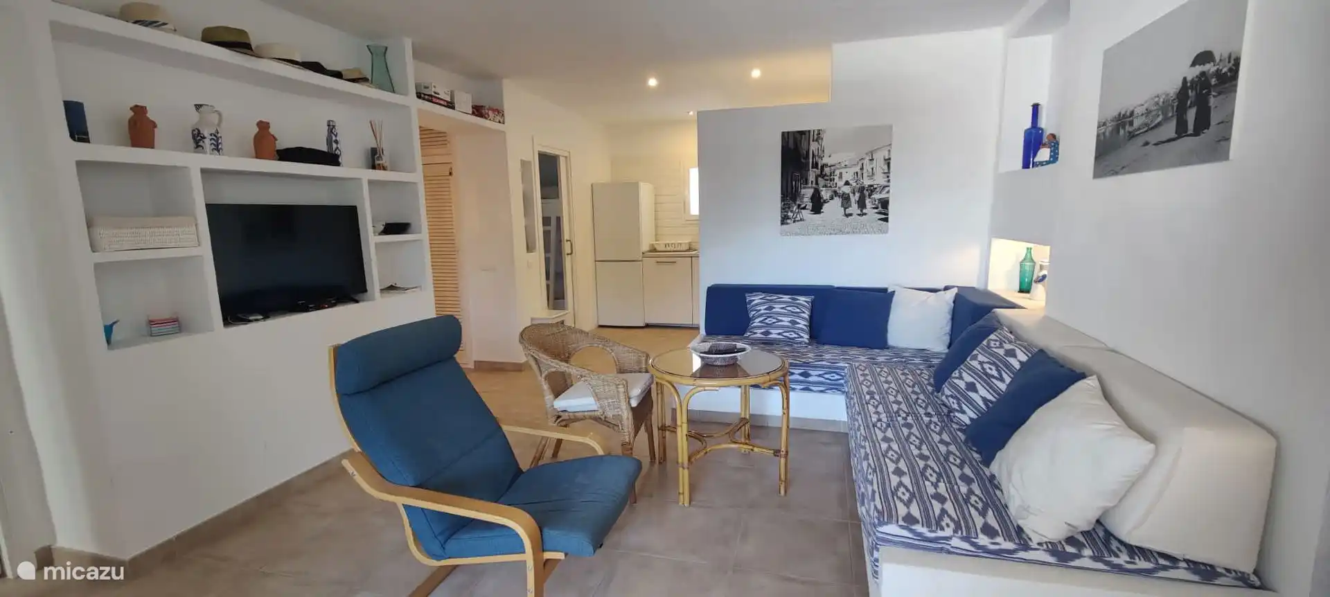 Salon et cuisine ouverte.