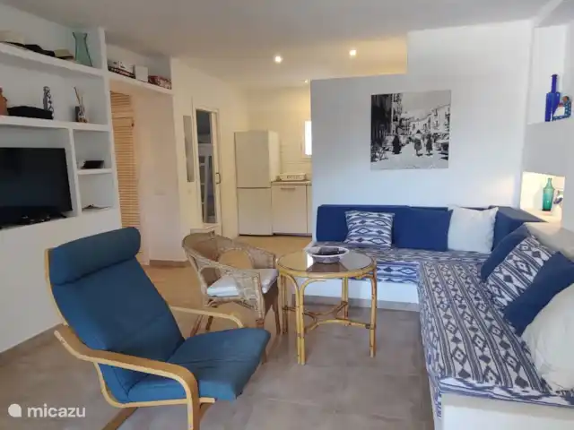 Apartamento en primera línea de playa Ibiza en España, Ibiza, Cala Tarida - casa vacacional Salón comedor y cocina abierta.