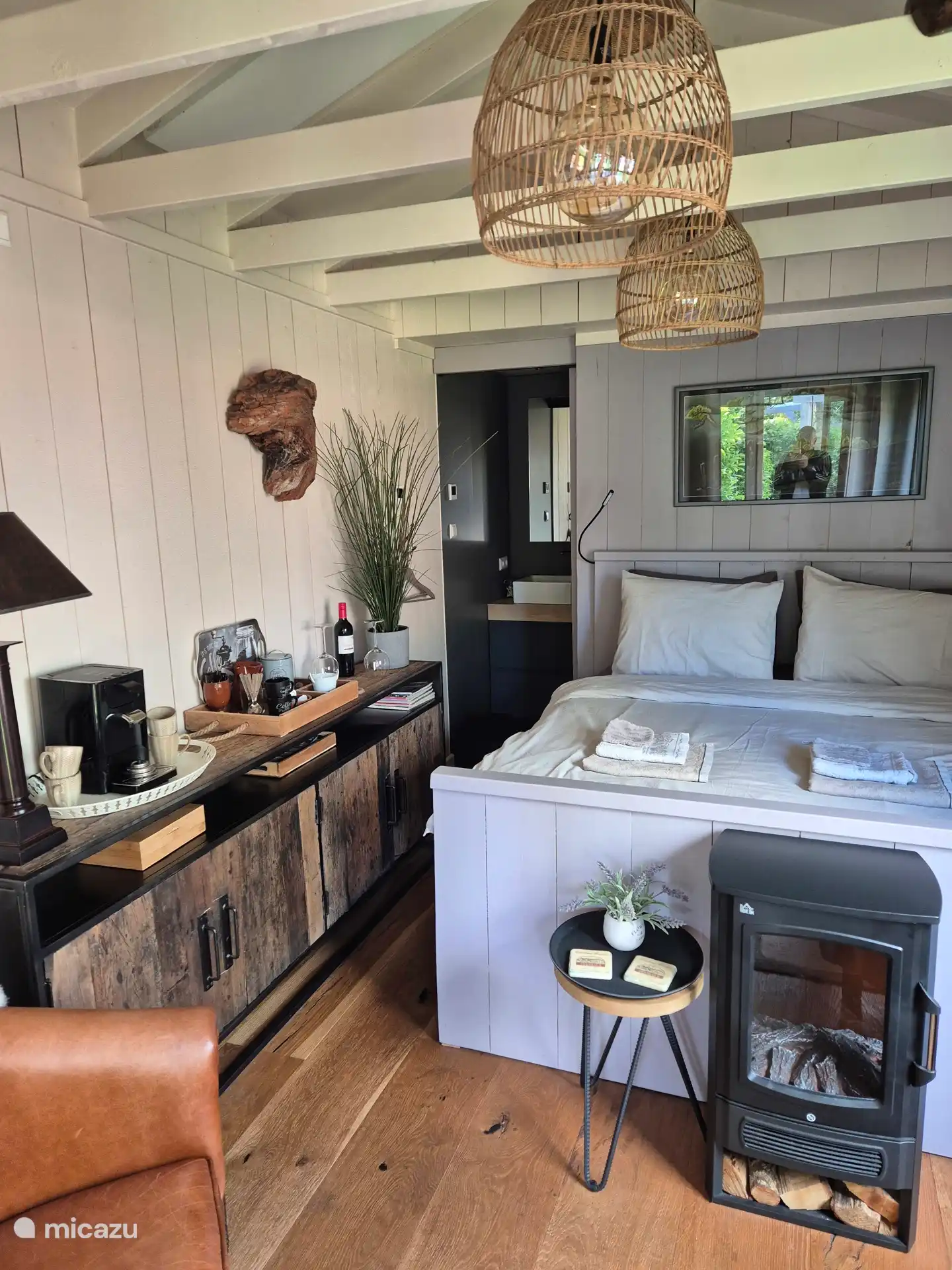 Lovely bed with fireplace for cold evenings 