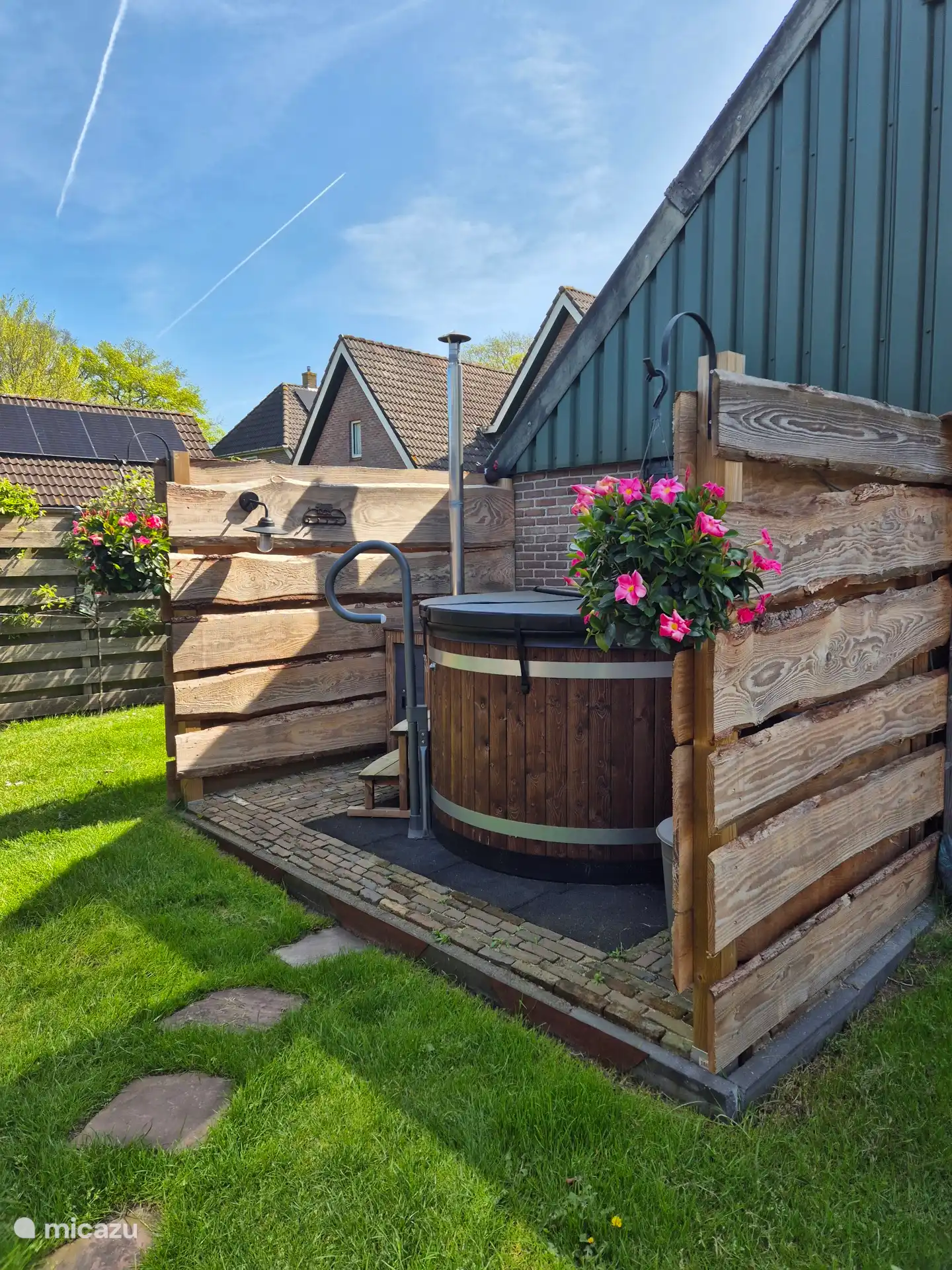 Hot tub lovely with a beautiful view of the garden and in the evening looking at the stars when it is cloudless  