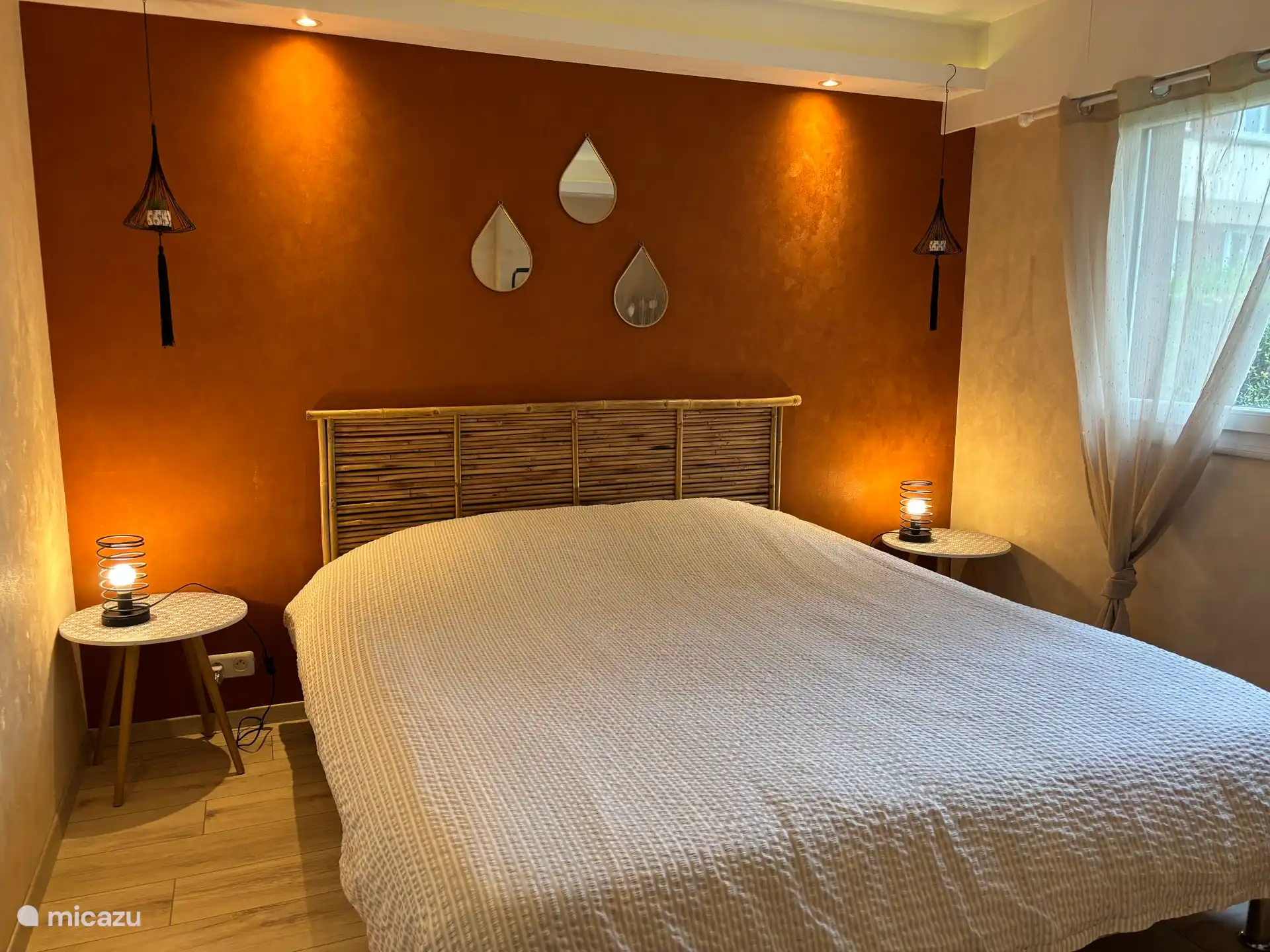 Schlafzimmer mit einem 180 cm breiten Bett oder 2 x 90 cm Betten