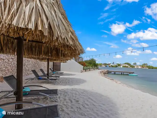Plage Dolce Vita - Front de l’eau A | Curaçao, Banda Ariba (est), Jan Sofat - bungalow Accès à sa propre plage privée avec palapas et transats, partagée avec seulement deux autres bungalows