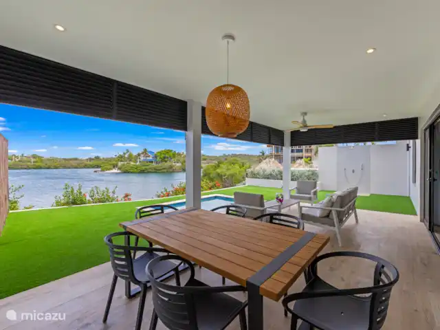 Plage Dolce Vita - Front de l’eau A | Curaçao, Banda Ariba (est), Jan Sofat - bungalow Véranda privée avec table à manger et coin salon, parfaite pour manger en plein air et profiter des alizés
