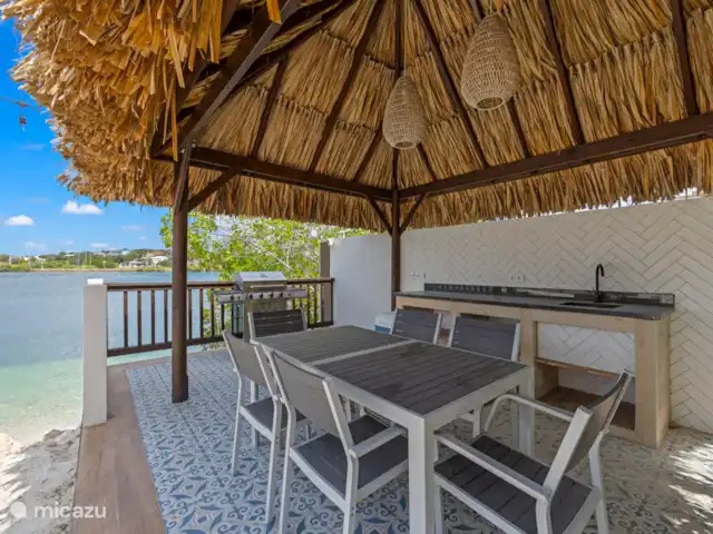 Plage Dolce Vita - Front de l’eau A | Curaçao, Banda Ariba (est), Jan Sofat - bungalow Espace barbecue partagé avec barbecue à gaz et table à manger pour des dîners confortables avec d’autres clients