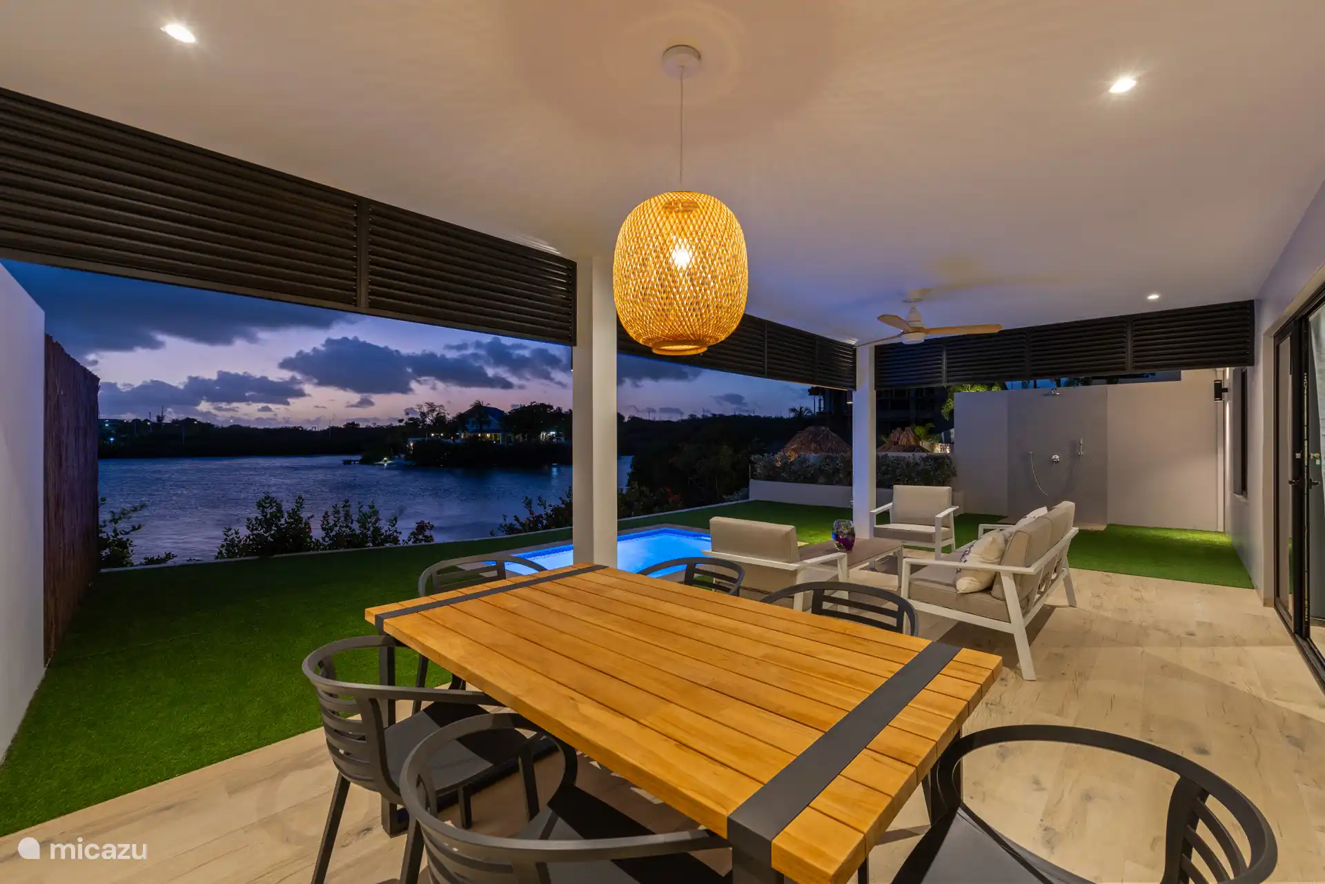 Geniet van de ondergaande zon vanuit je porch.