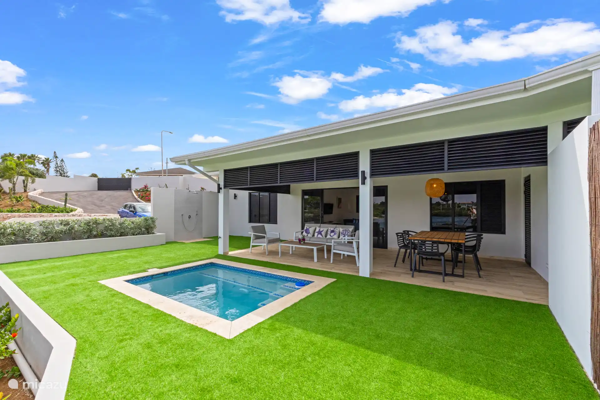 Eigen privézwembad en verfrissende buitendouche