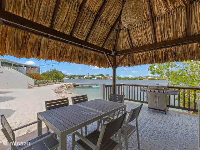 Plage Dolce Vita - Front de l’eau A | Curaçao, Banda Ariba (est), Jan Sofat - bungalow Espace barbecue partagé avec barbecue à gaz et table à manger pour des dîners confortables avec d’autres clients