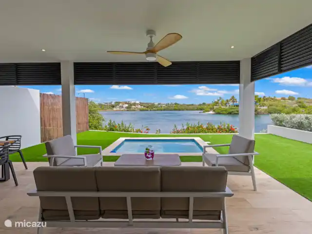 Plage Dolce Vita - Front de l’eau A | Curaçao, Banda Ariba (est), Jan Sofat - bungalow Véranda privée avec table à manger et coin salon, parfaite pour manger en plein air et profiter des alizés