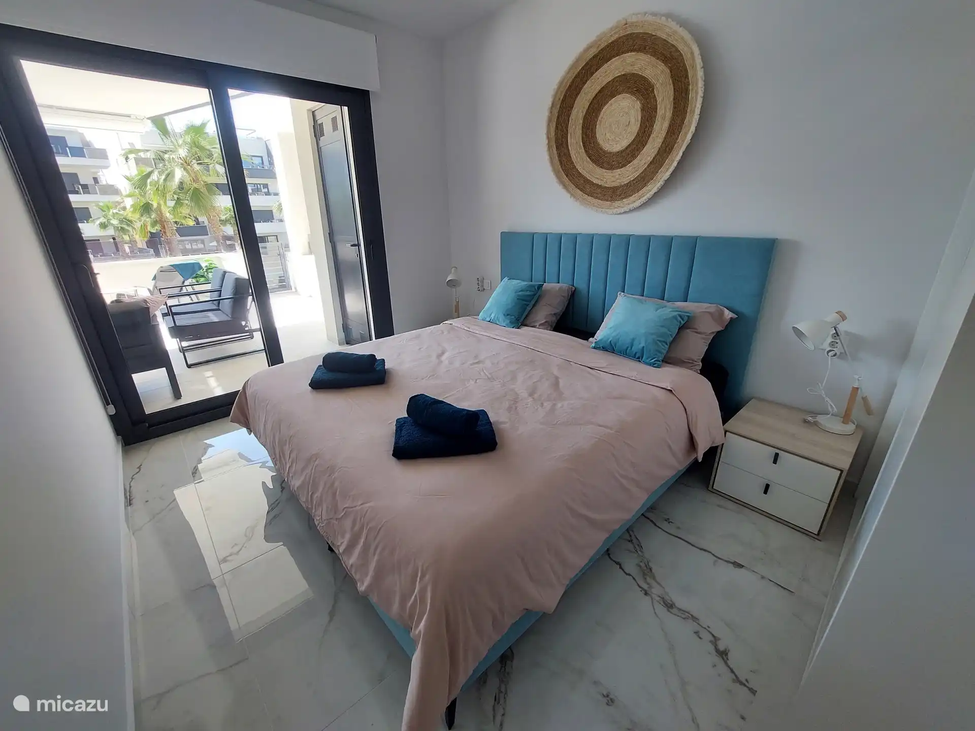 Das Hauptschlafzimmer ist geräumig und komfortabel eingerichtet und verfügt über ein großzügiges Doppelbett von 180 x 200 cm. Perfekt für einen erholsamen Schlaf.