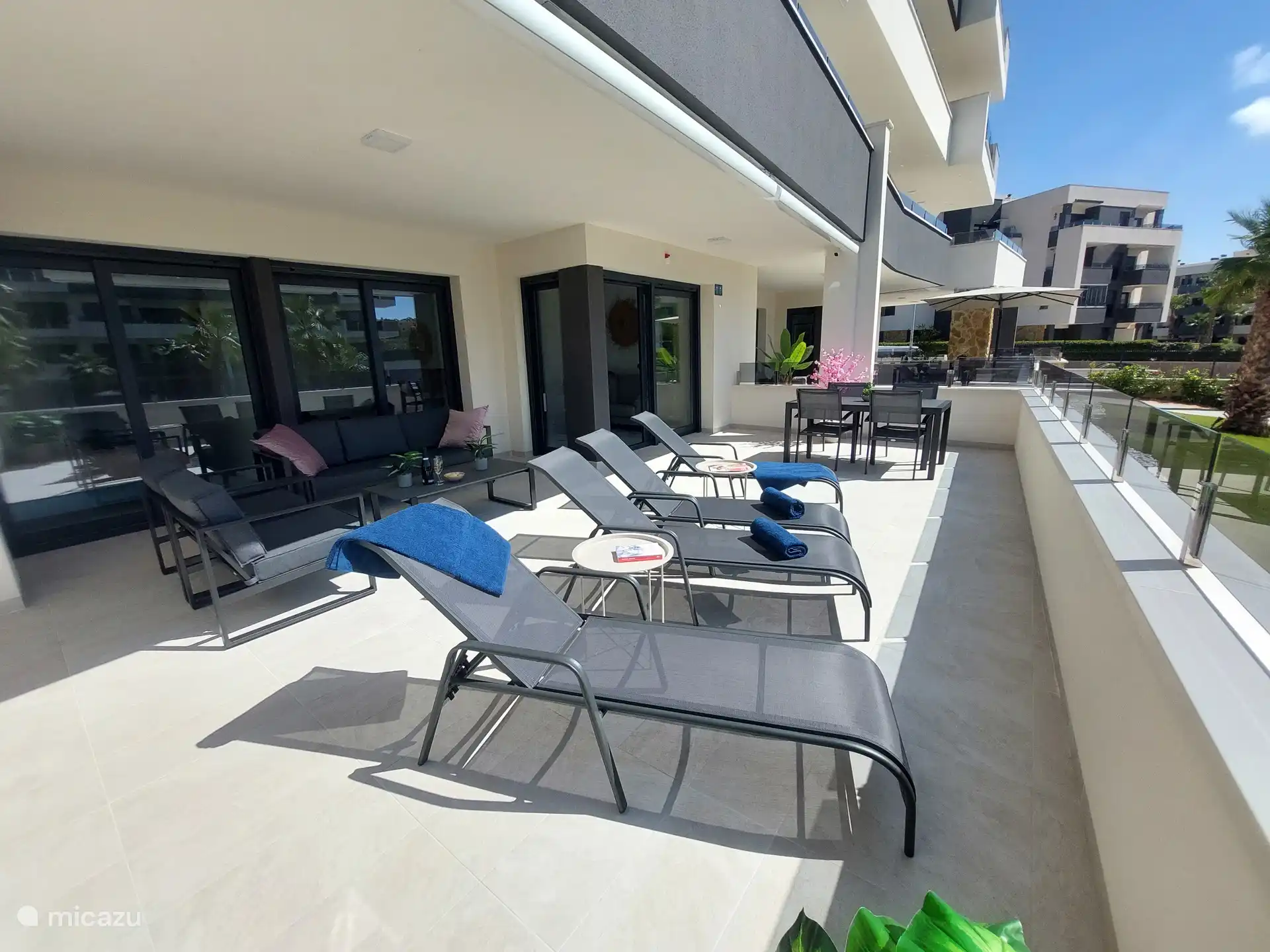 Es stehen 4 Sonnenliegen zur Verfügung. Auf diese Weise müssen Sie nie früh aus dem Bett aufstehen, um ein Bett zu reservieren. 