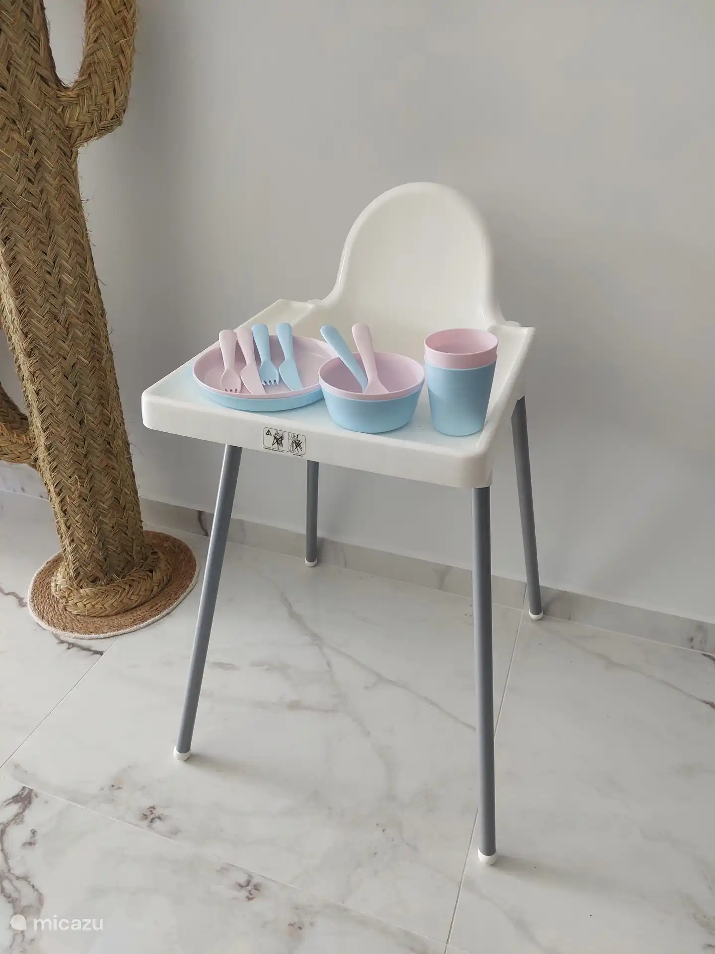 Für die Kleinen steht ein Hochstuhl kostenlos zur Verfügung, der während der Mahlzeiten bequem und bequem ist.