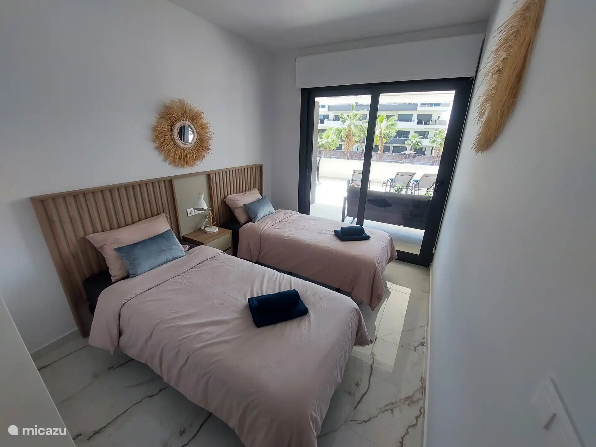 Das Schlafzimmer ist mit zwei bequemen Einzelbetten (90 x 200 cm) ausgestattet, die auf Wunsch einfach zu einem Doppelbett zusammengeschoben werden können.