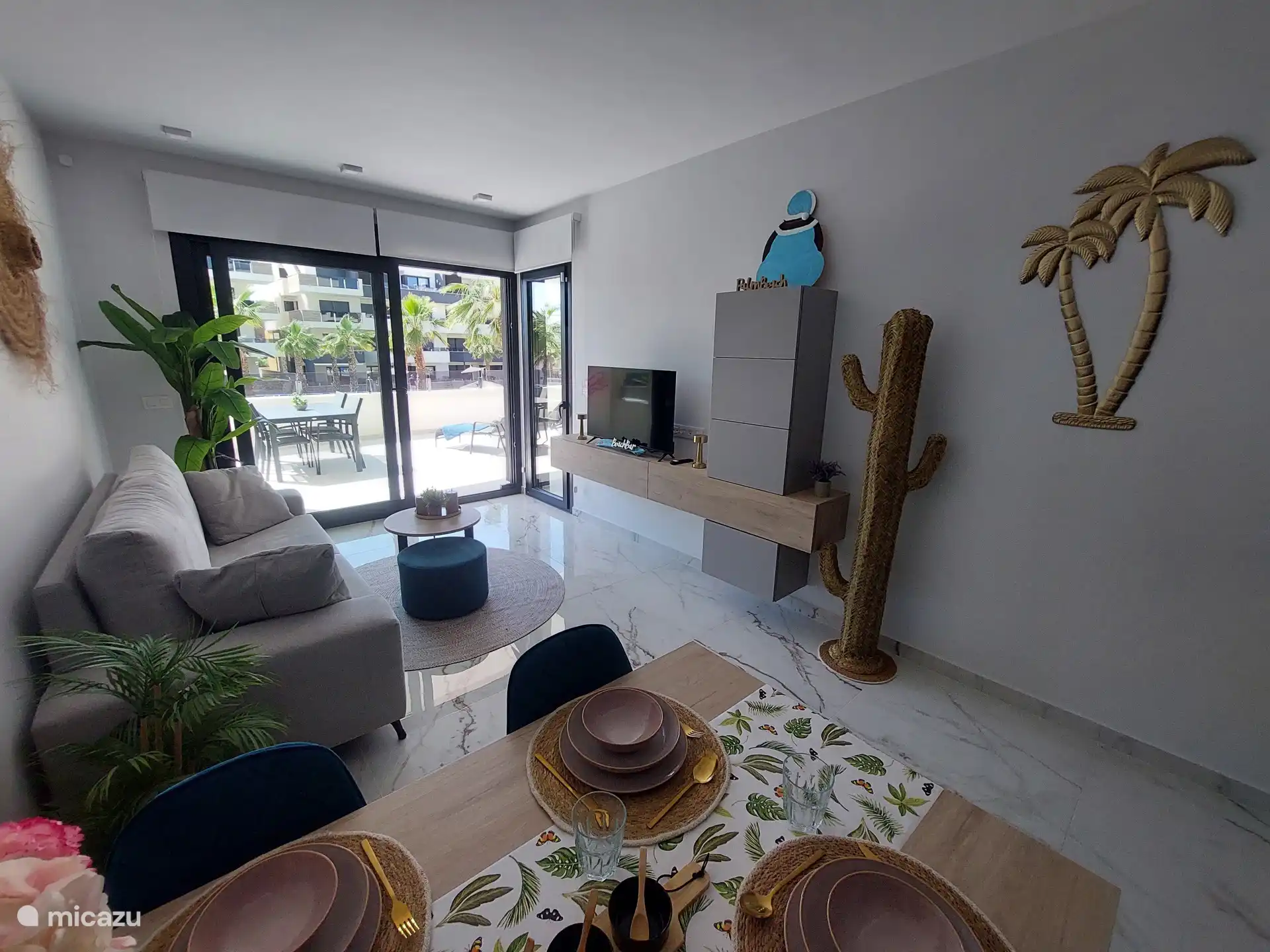 In der Wohnung finden Sie einen modernen Smart-TV, mit dem Sie ganz einfach über Ihr eigenes Netflix, YouTube oder andere Konten streamen können, ideal für einen entspannten Abend nach einem sonnigen Tag.