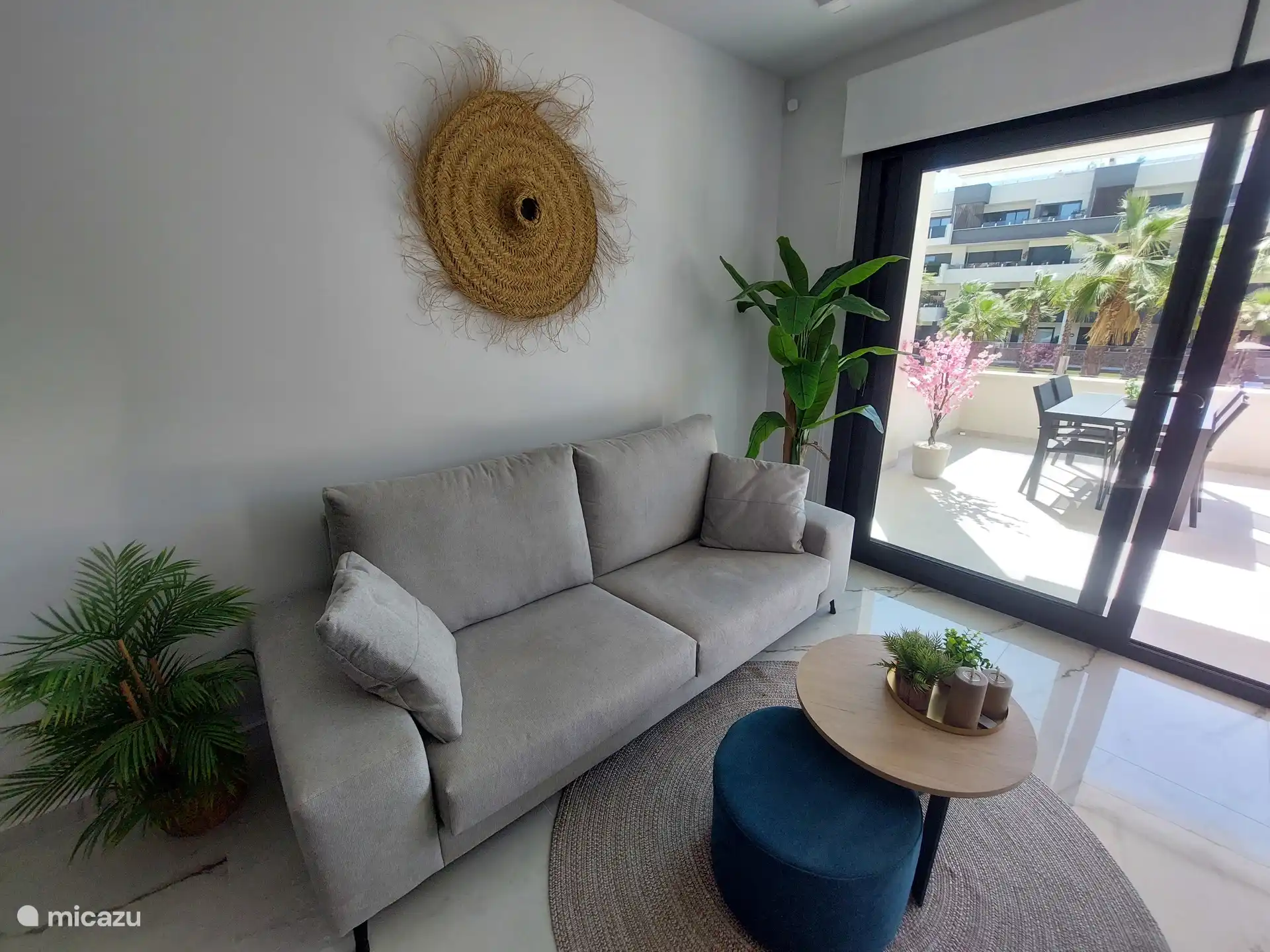 Das gemütliche Wohnzimmer ist geschmackvoll eingerichtet und bietet allen Komfort zum Entspannen, mit direktem Blick und Zugang zur sonnigen Terrasse.