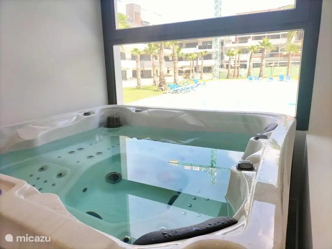 Für einen Moment des Luxus und der Ruhe können Sie sich im Whirlpool sprudeln, Urlaubsfeeling garantiert! Bald zu öffnen!