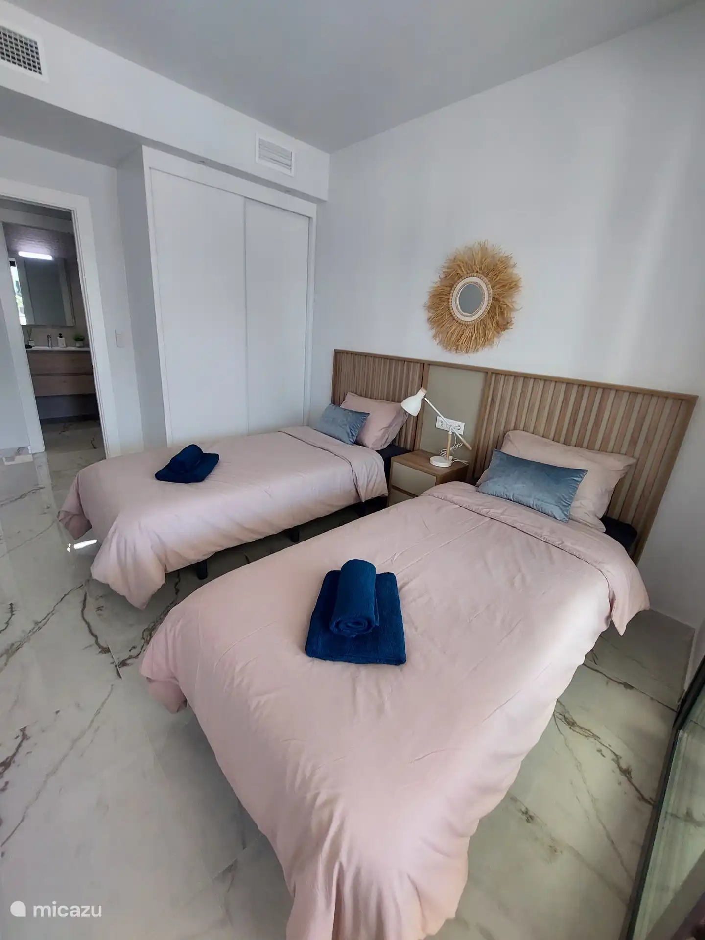 Es steht viel Stauraum zur Verfügung, um Ihre Kleidung und Ihr Gepäck organisiert zu verstauen.