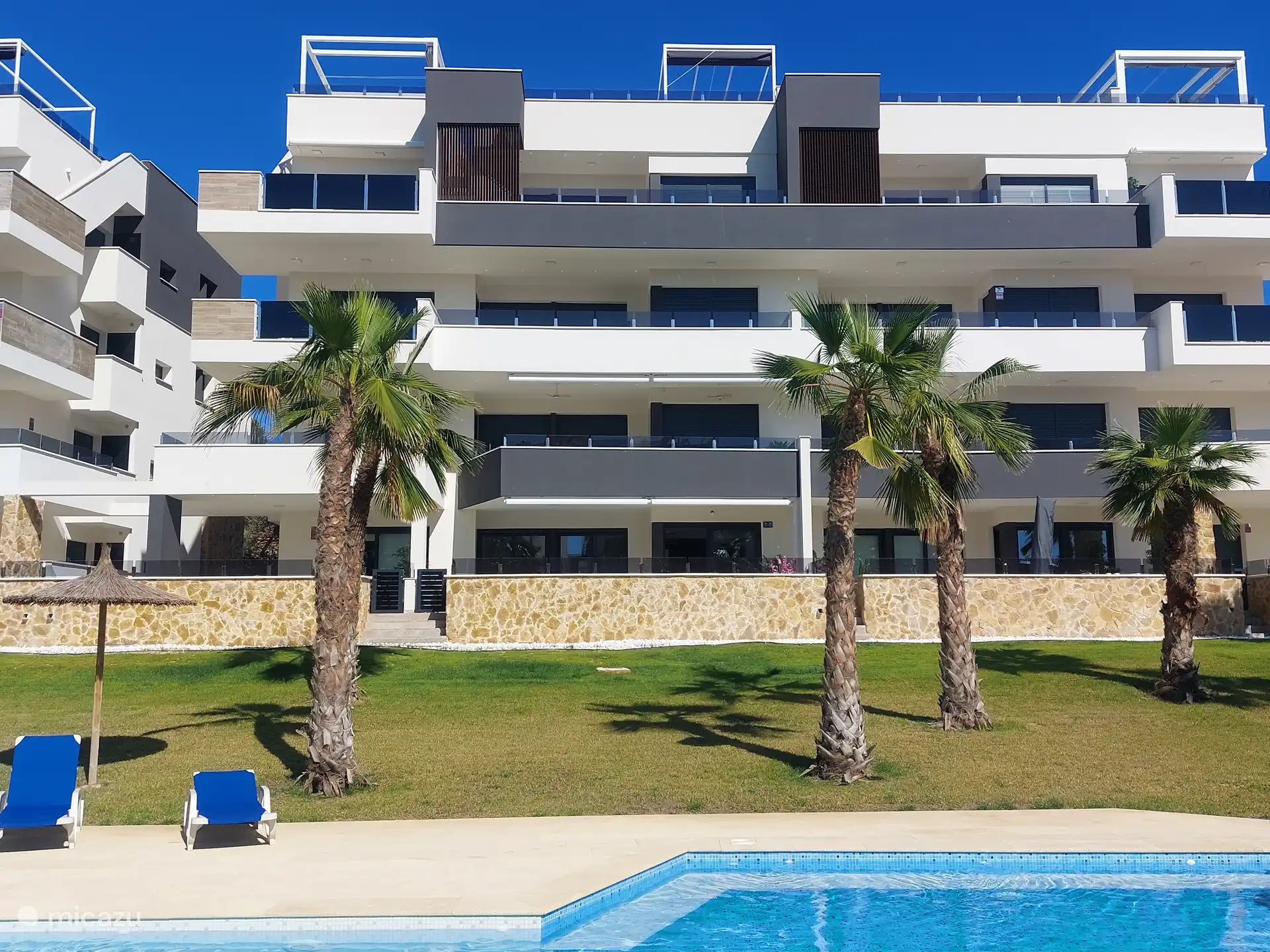 Unsere gemütliche Wohnung befindet sich im Erdgeschoss, wo Sie von der Terrasse aus direkt in den Pool steigen können. 