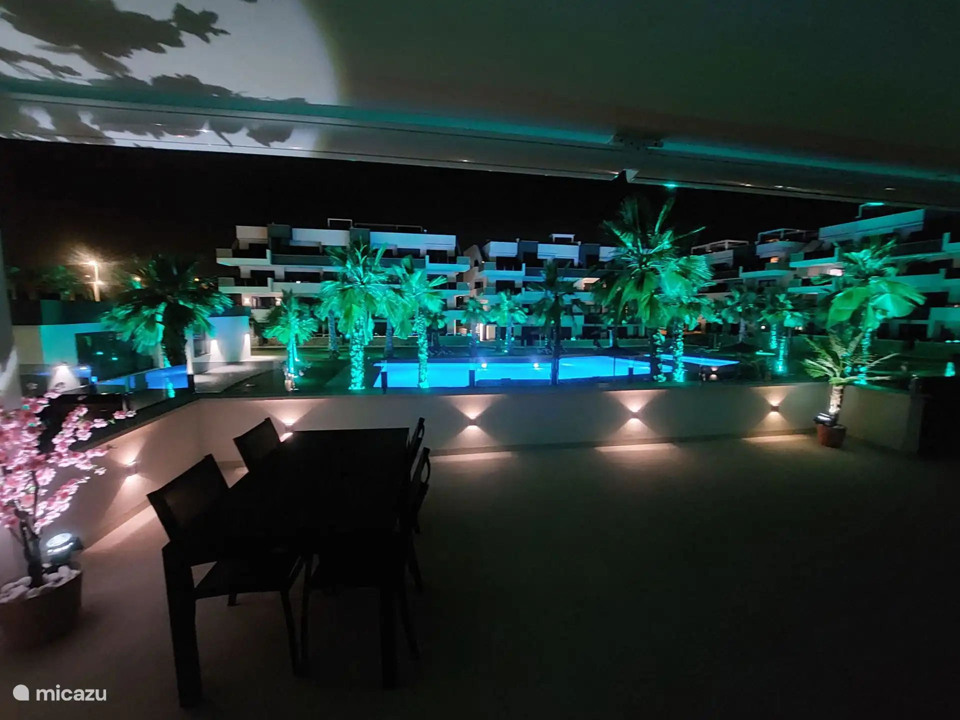 Unsere Terrasse ist abends schön beleuchtet und der ideale Ort, um einen sonnigen Tag bei einem Drink und guter Gesellschaft zu genießen.