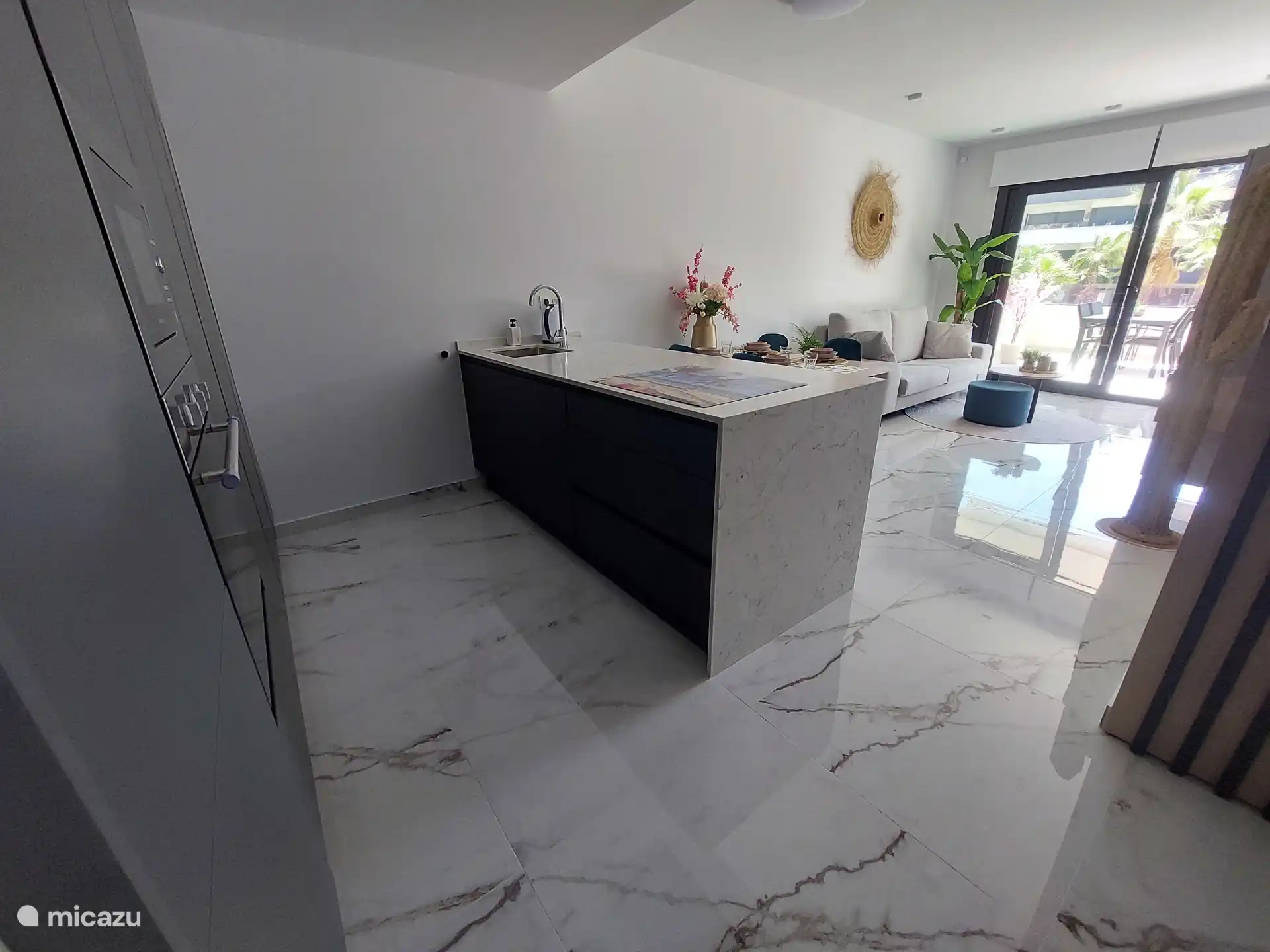 Die Küche ist komplett ausgestattet.