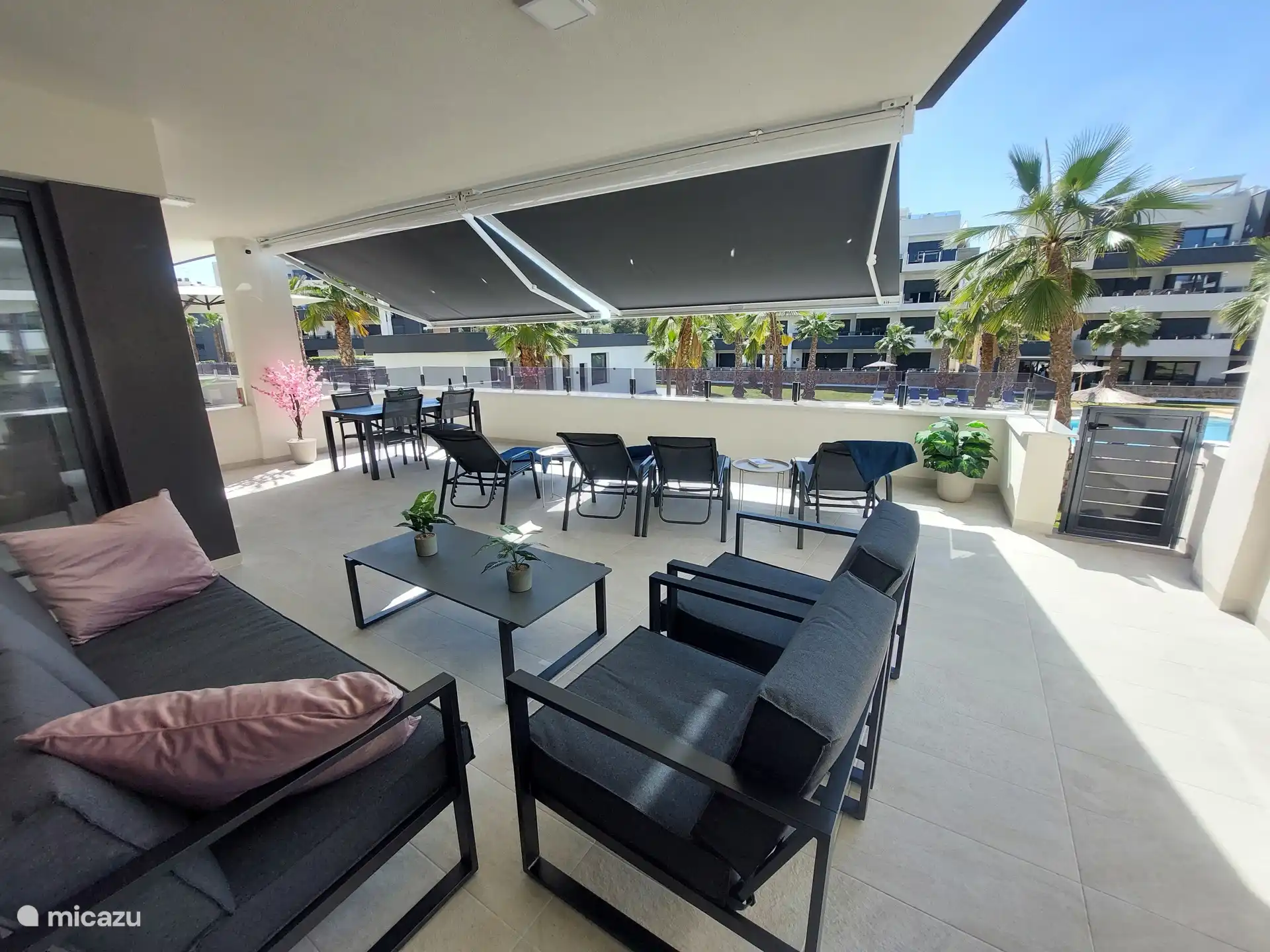 Schöne große Terrasse mit 2 elektrischen Markisen. 