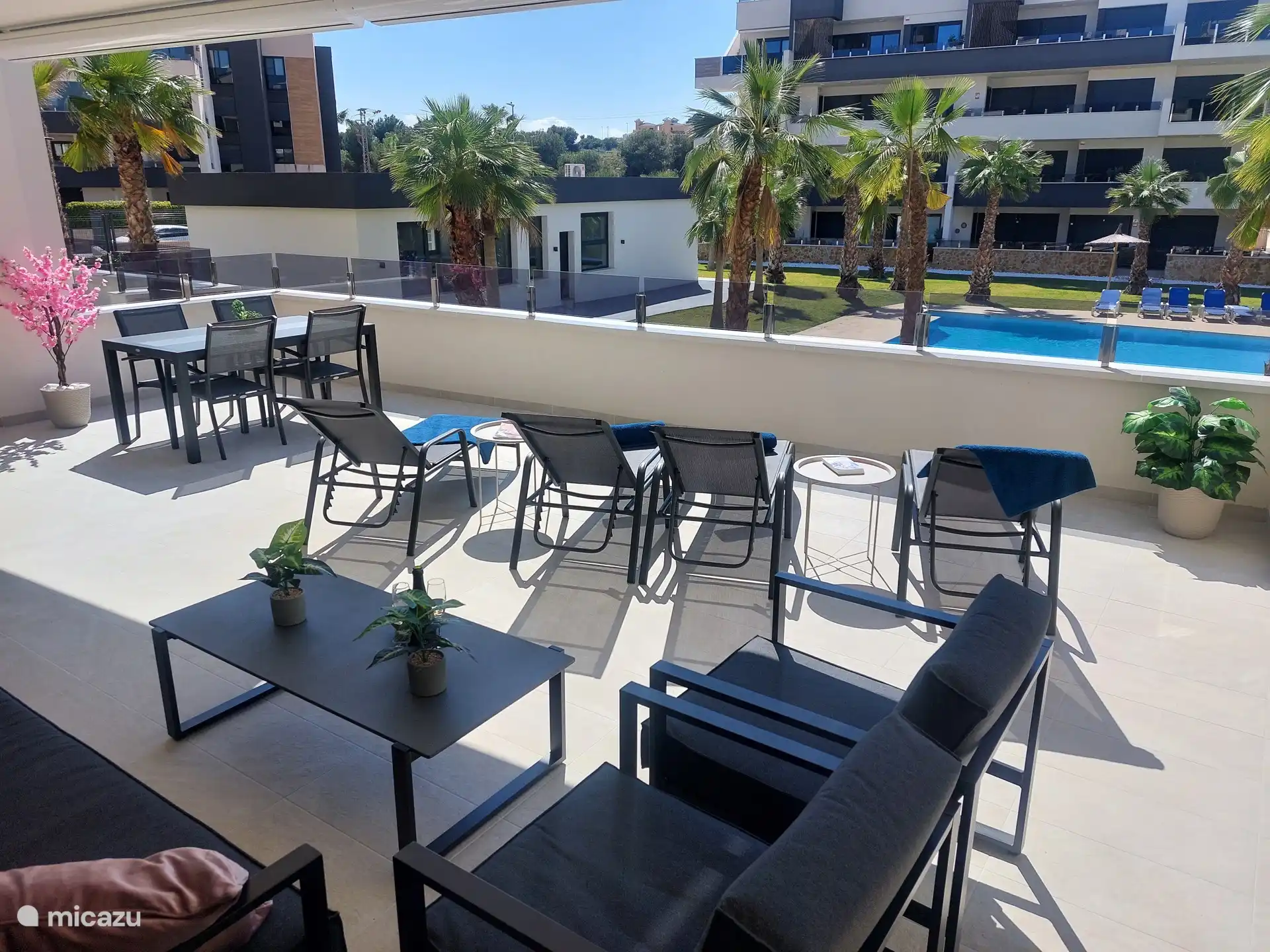 Voll ausgestattete Terrasse. Mit Nachmittags- und Abendsonne. 