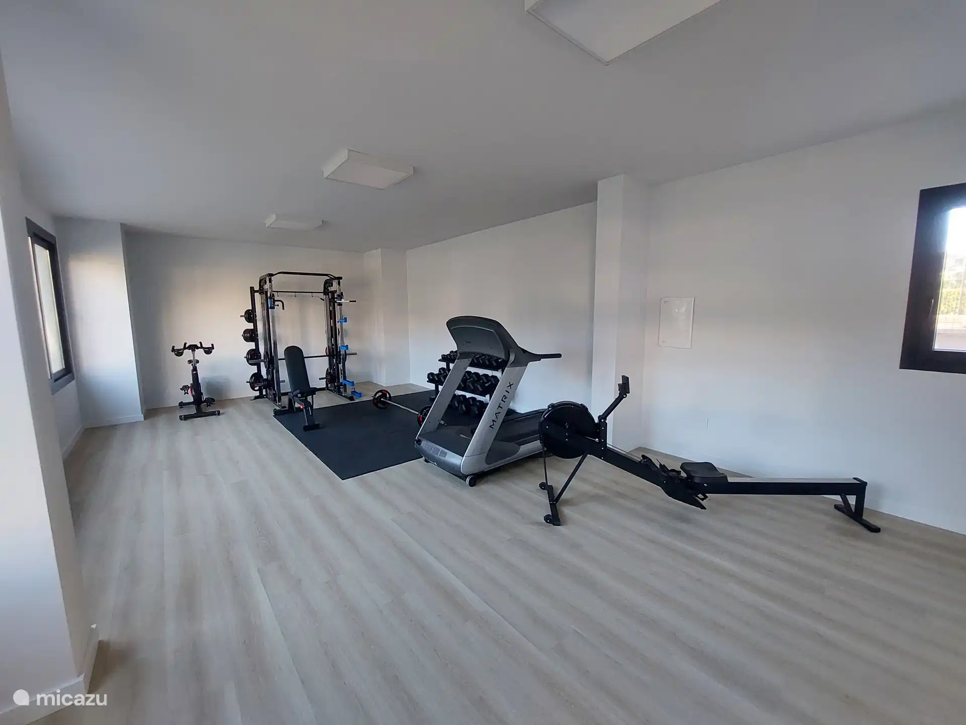 Für sportliche Gäste gibt es einen modernen Fitnessraum, in dem Sie auch im Urlaub aktiv bleiben können.