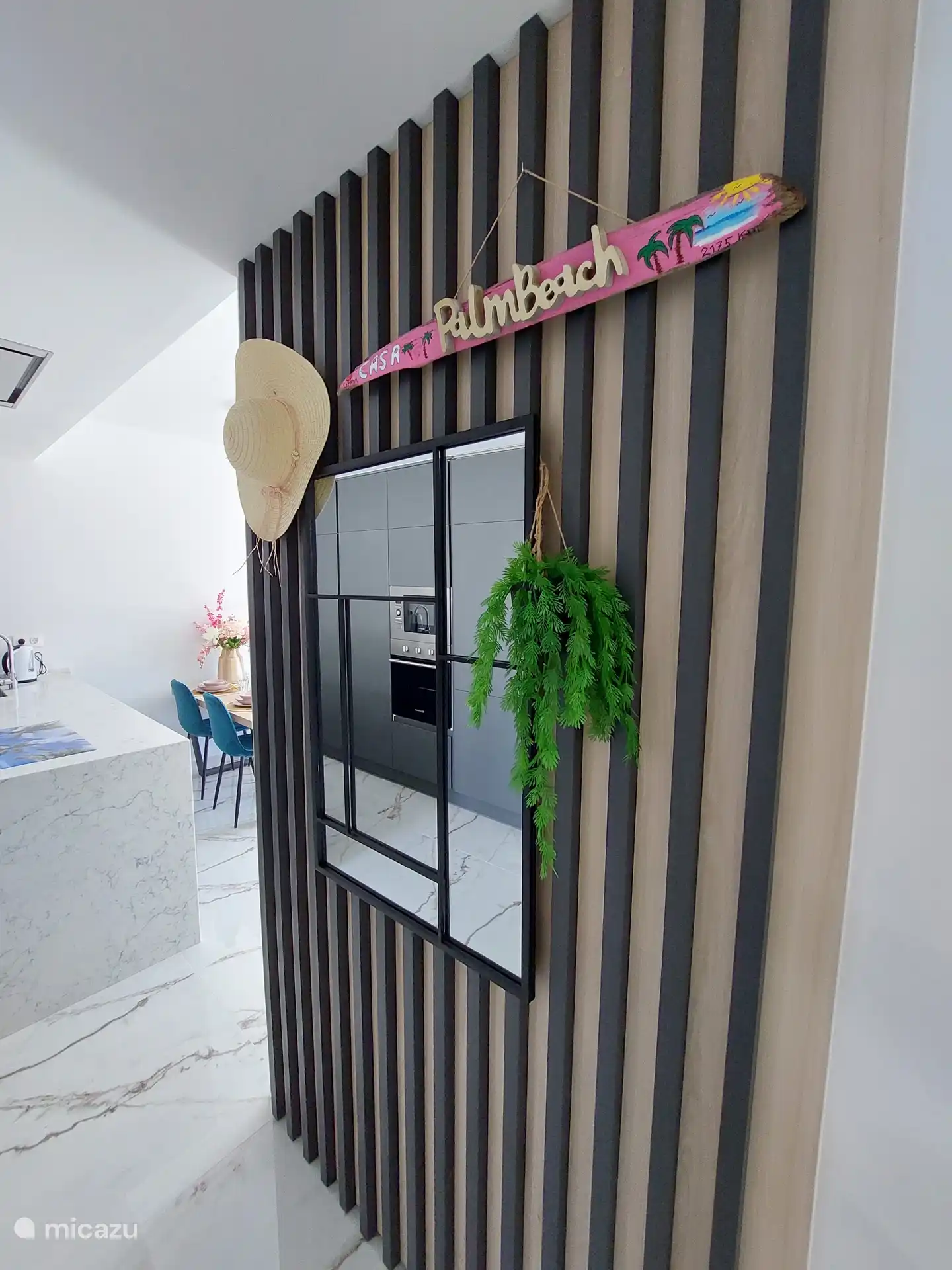 Die schicke Spiegelwand am Eingang sorgt nicht nur für ein großzügiges Raumgefühl, sondern verleiht dem Innenraum auch einen eleganten, modernen Look.