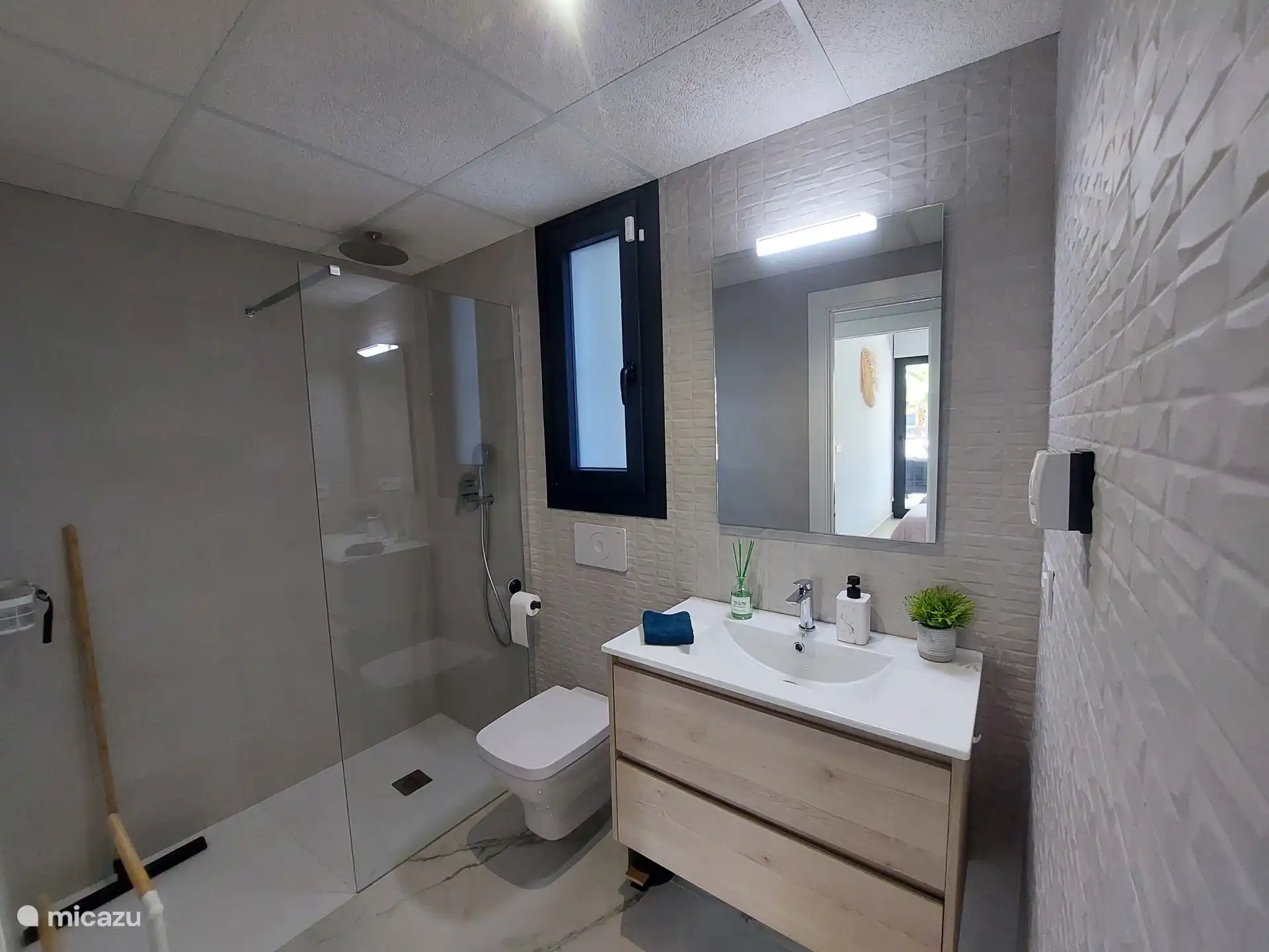 Das moderne Badezimmer ist komplett ausgestattet und bietet alles, was Sie für einen komfortablen Aufenthalt benötigen.