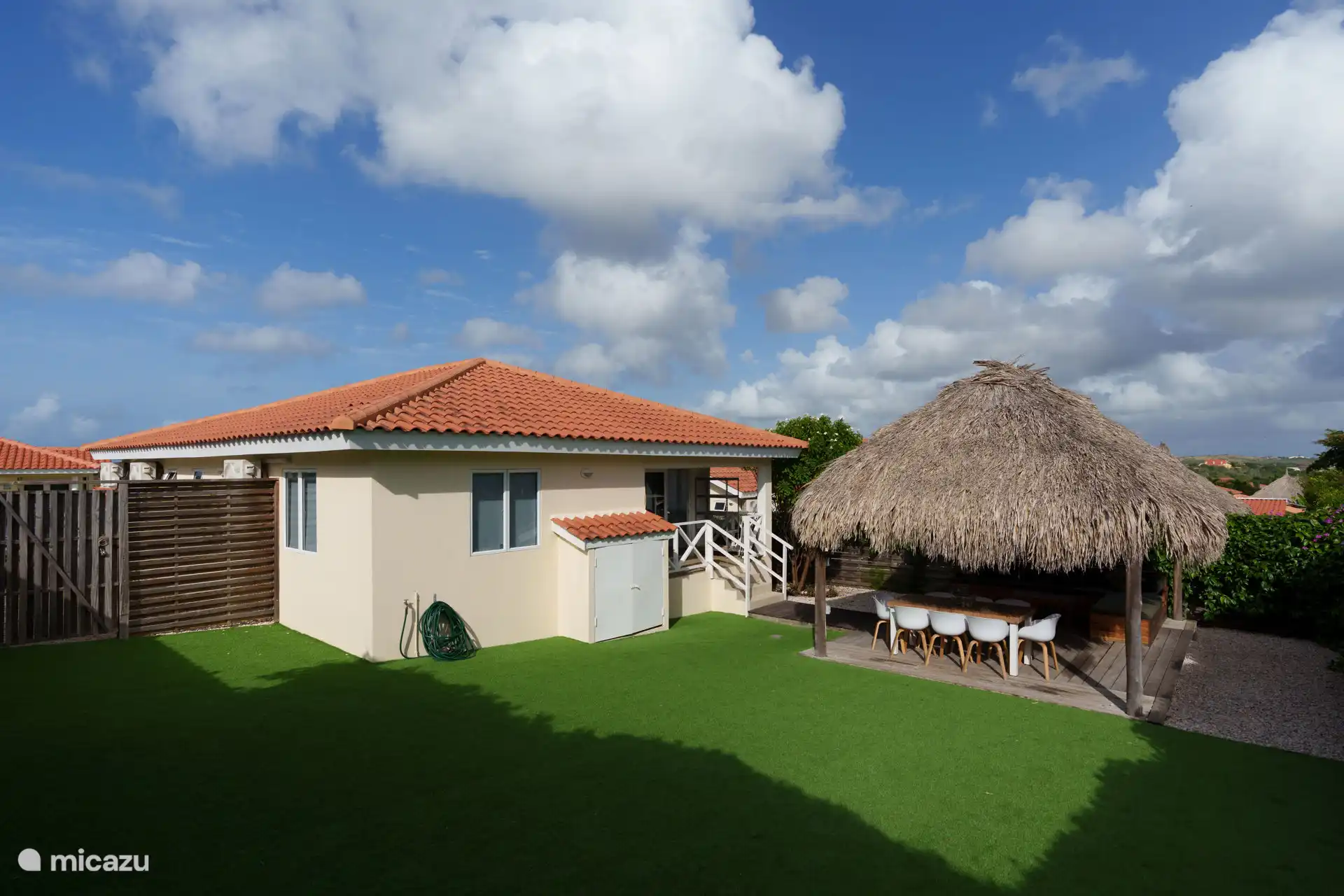 Geräumiger Garten mit Terrasse und Palapa