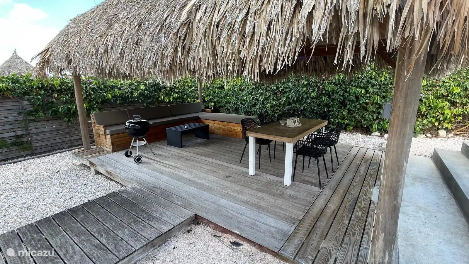 Terras en Palapa eettafel, BBQ en lounge set
