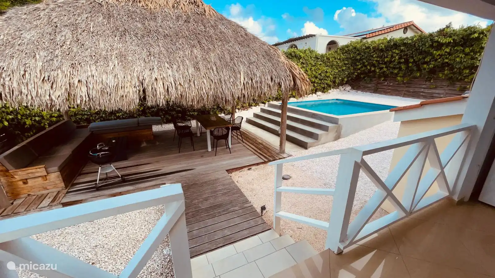 Privé zwembad en terras met Palapa, eettafel en BBQ in tropische tuin