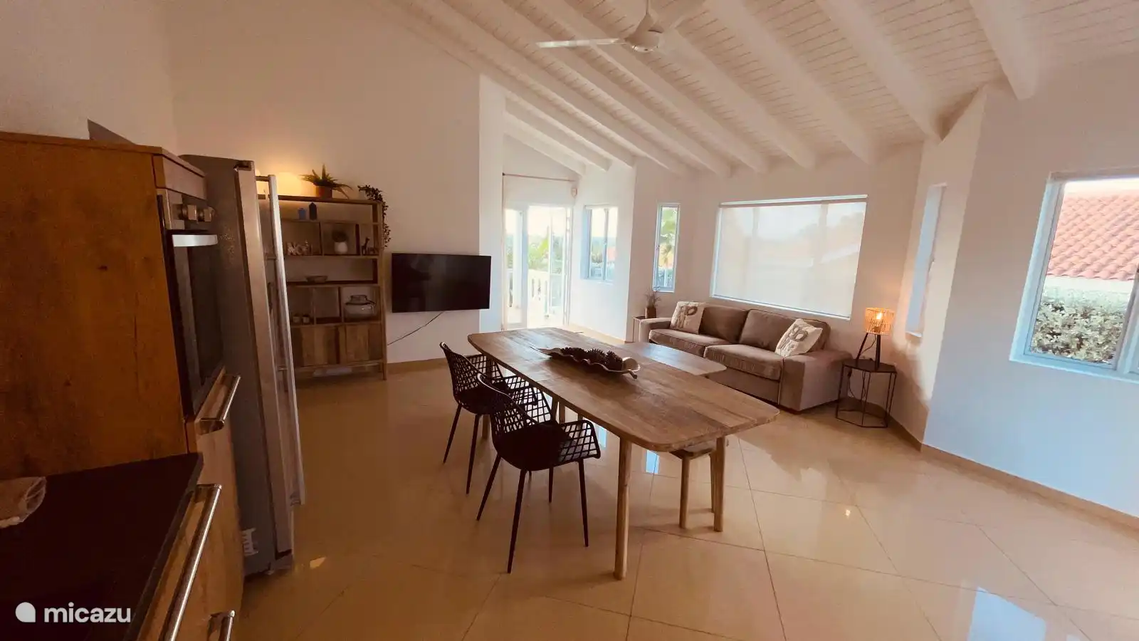 Woonkamer met 8 persoons eettafel, TV en bank