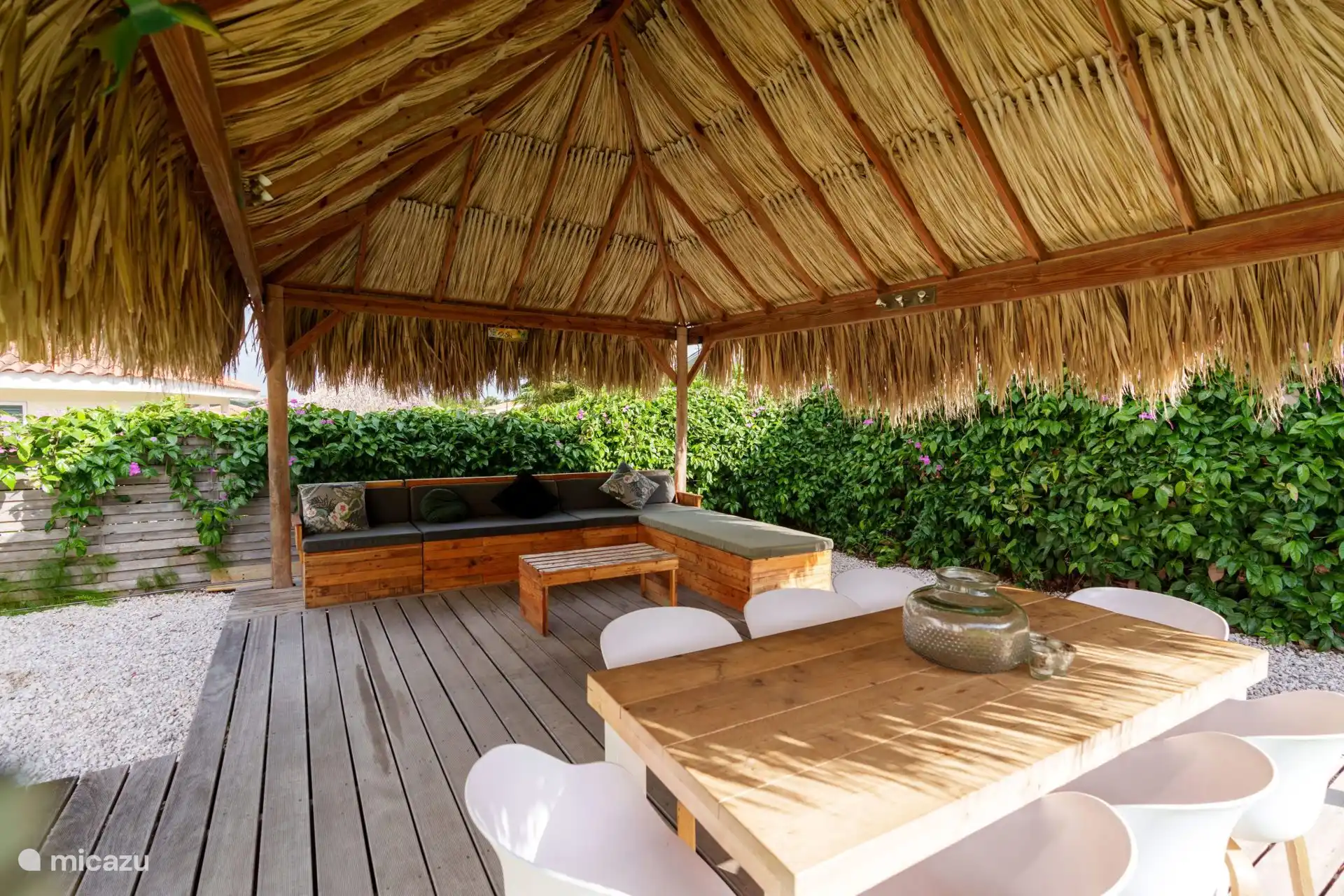 Terrasse mit Lounge-Set