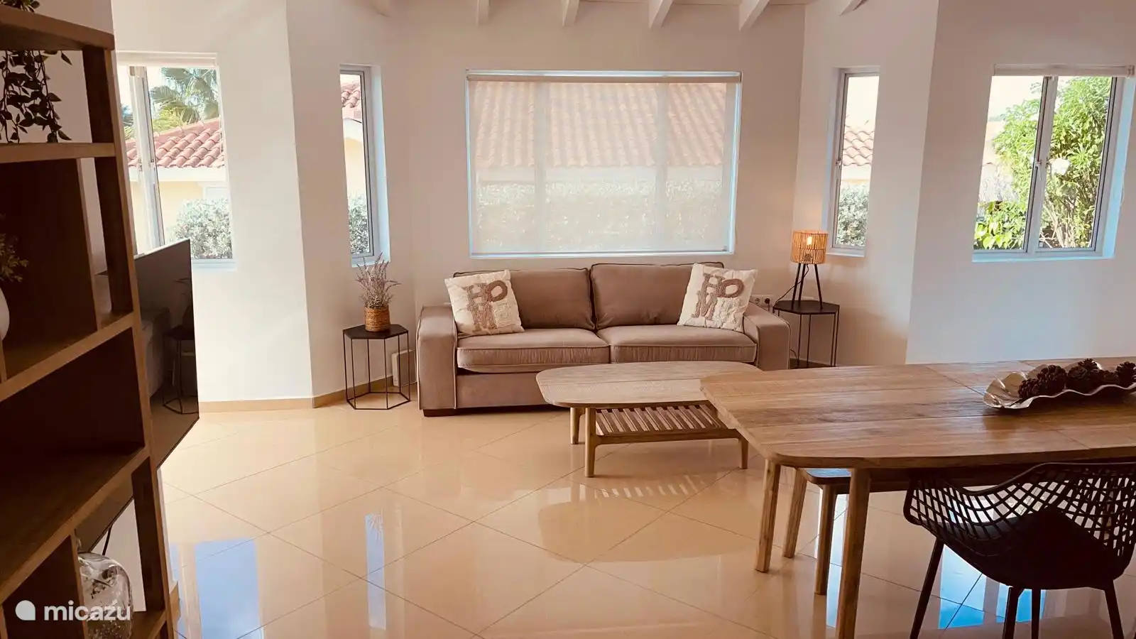 Woonkamer met bank en IPTV