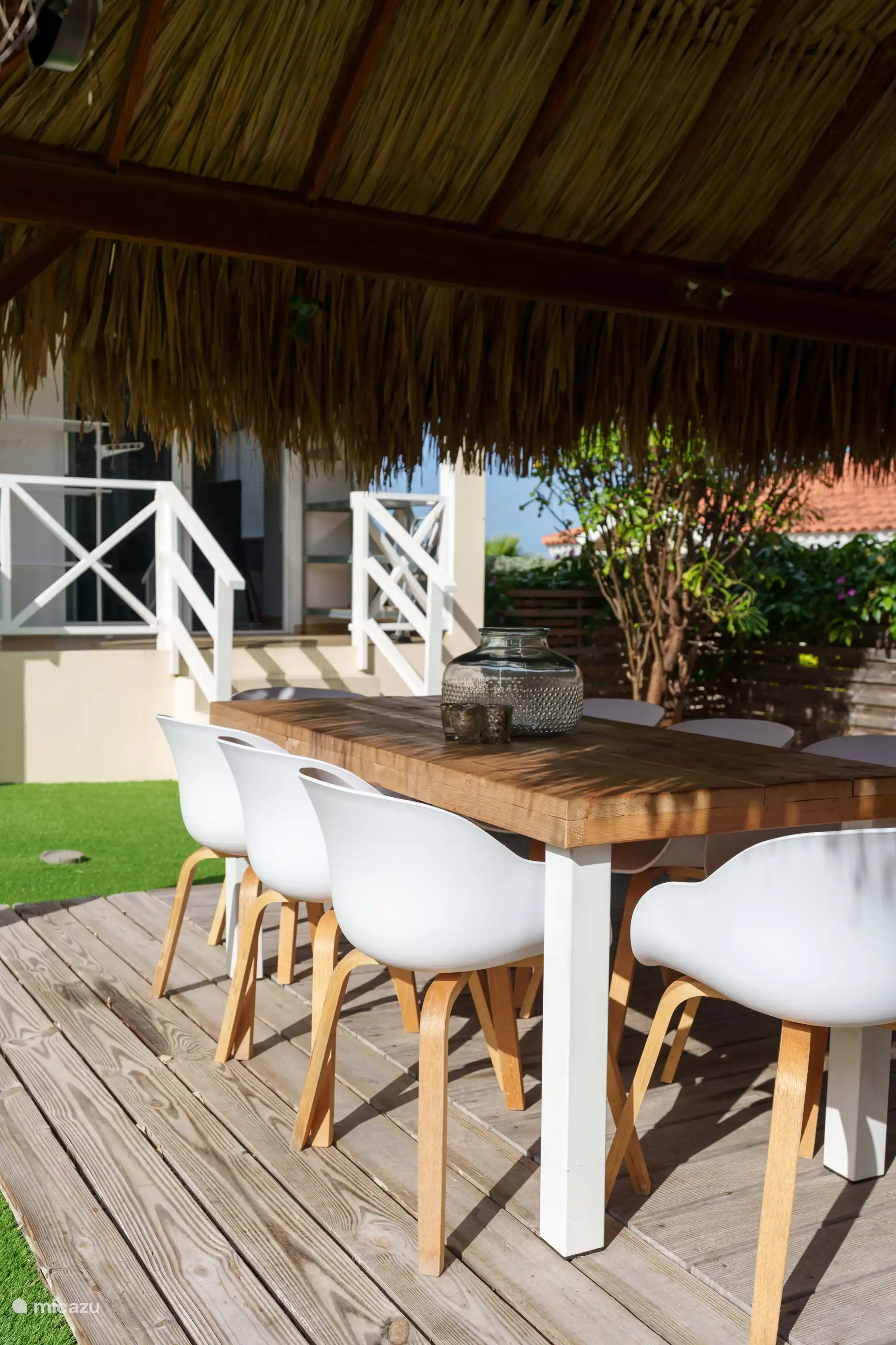 Geräumiger Gartentisch