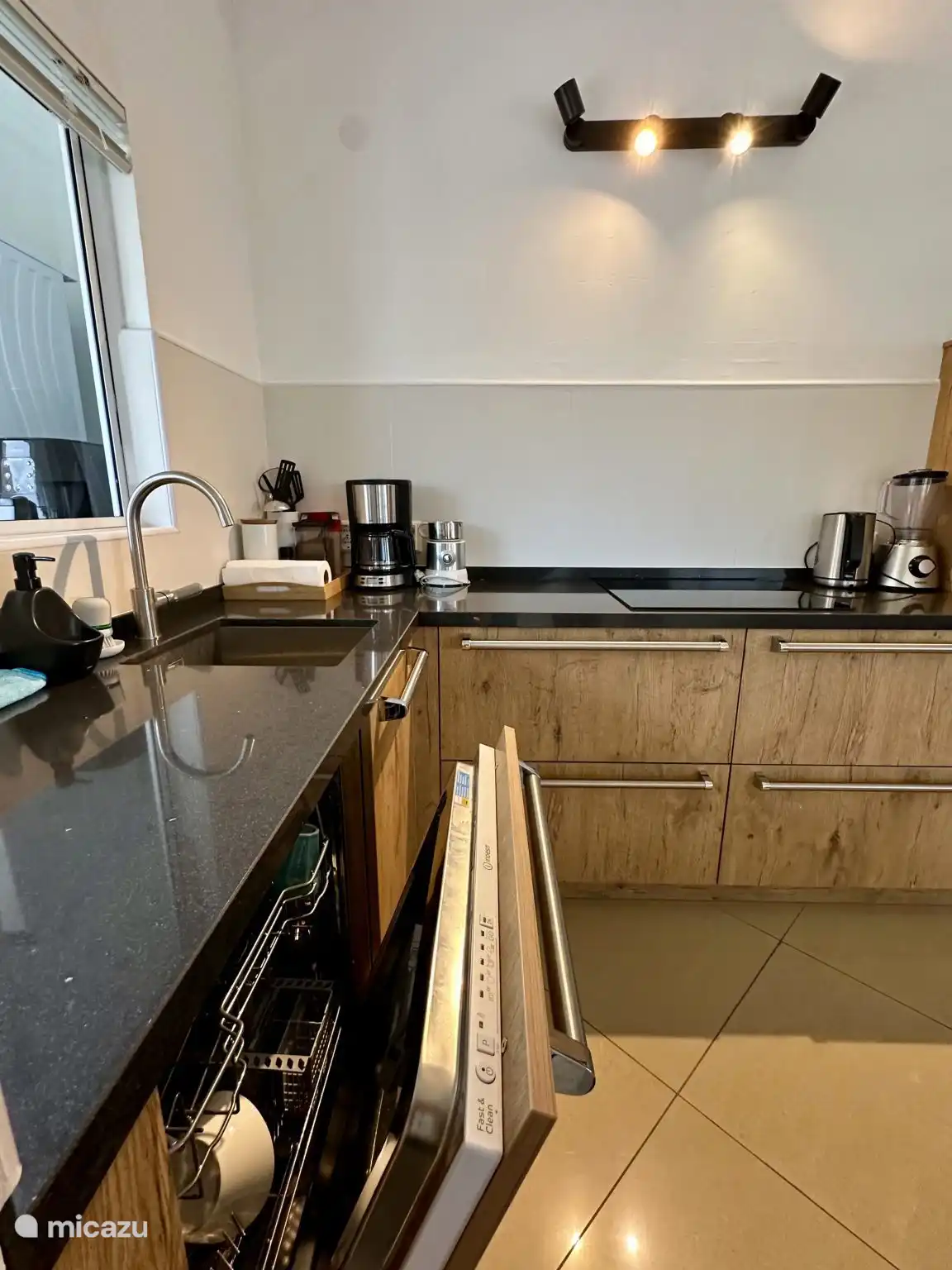 Küche mit Geschirrspüler