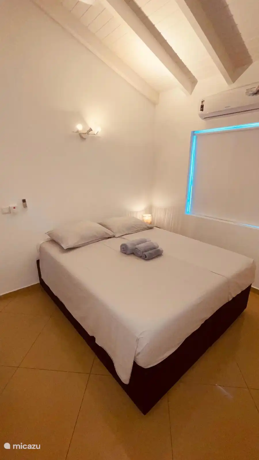 Slaapkamer 3 met kingsize bed, fan en airco