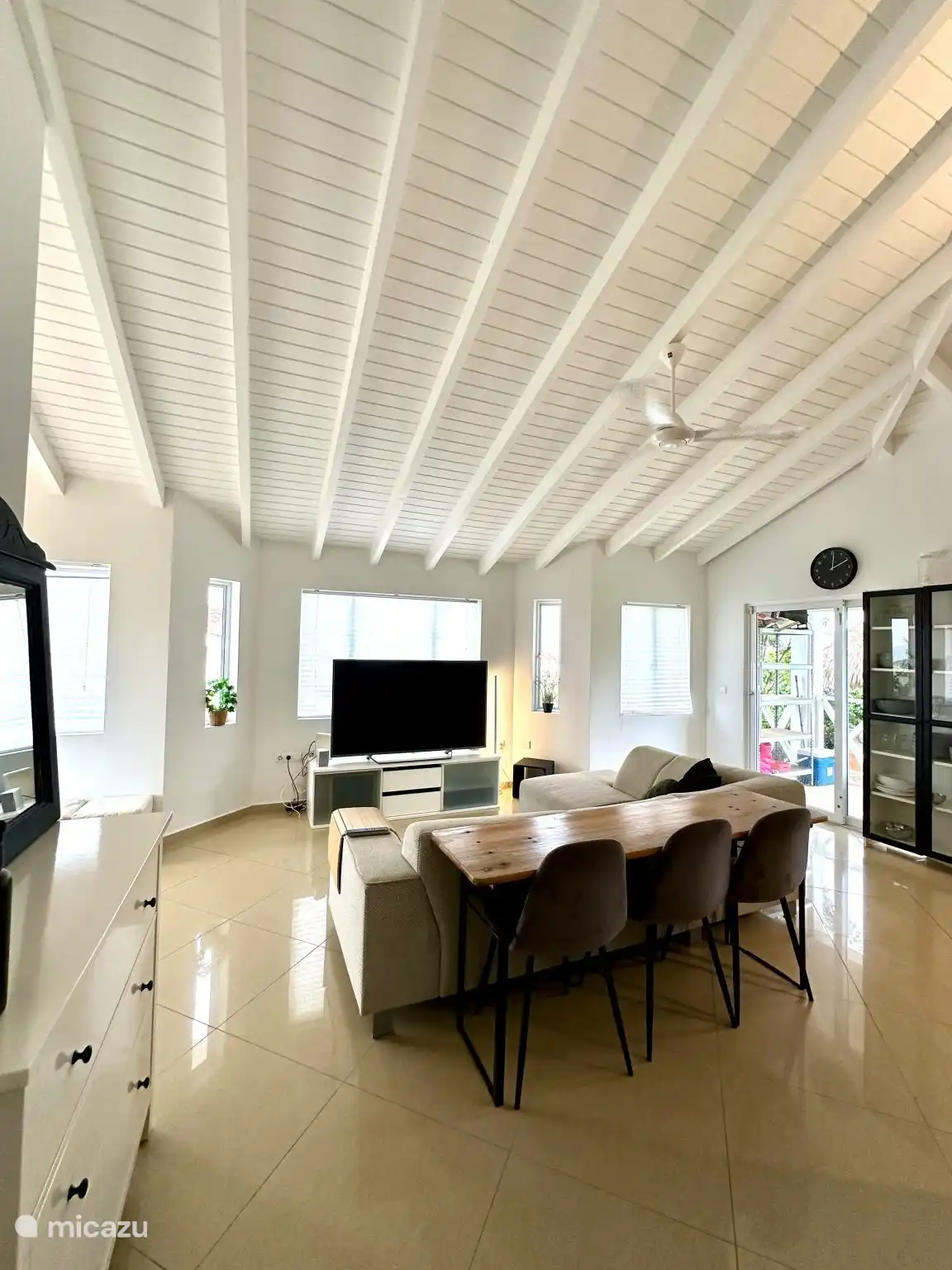 Wohnzimmer mit Sofa und großem IPTV