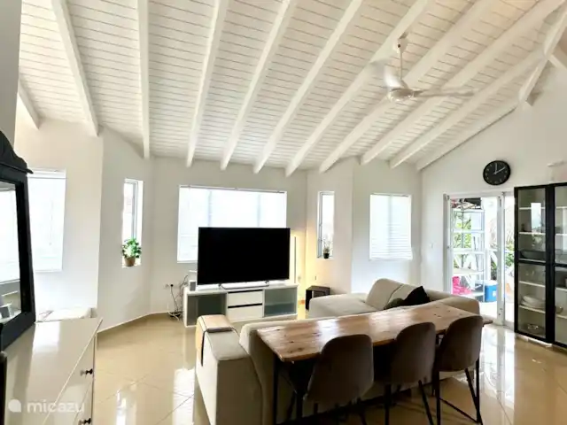 Maison familiale Jan Thiel à Marbella | Curaçao, Banda Ariba (est), Marbella Estate - villa Salon avec canapé et grand IPTV